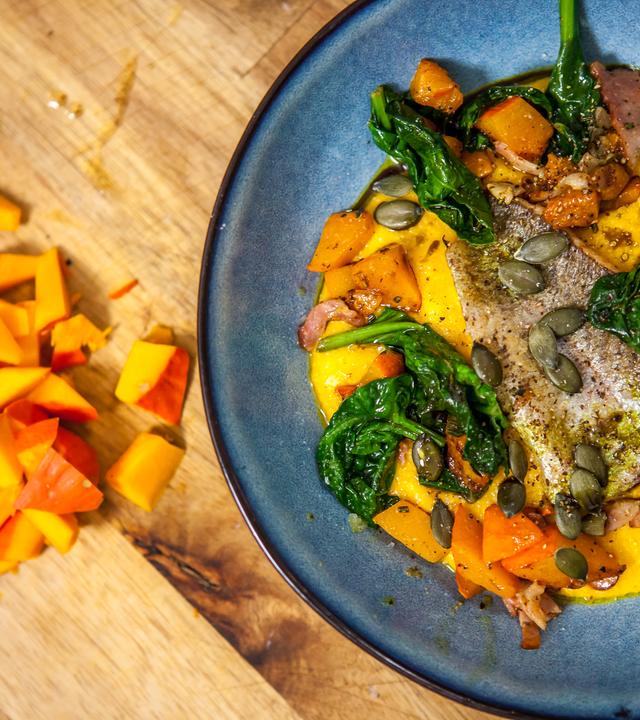 Ein Teller mit einem Polentagericht.