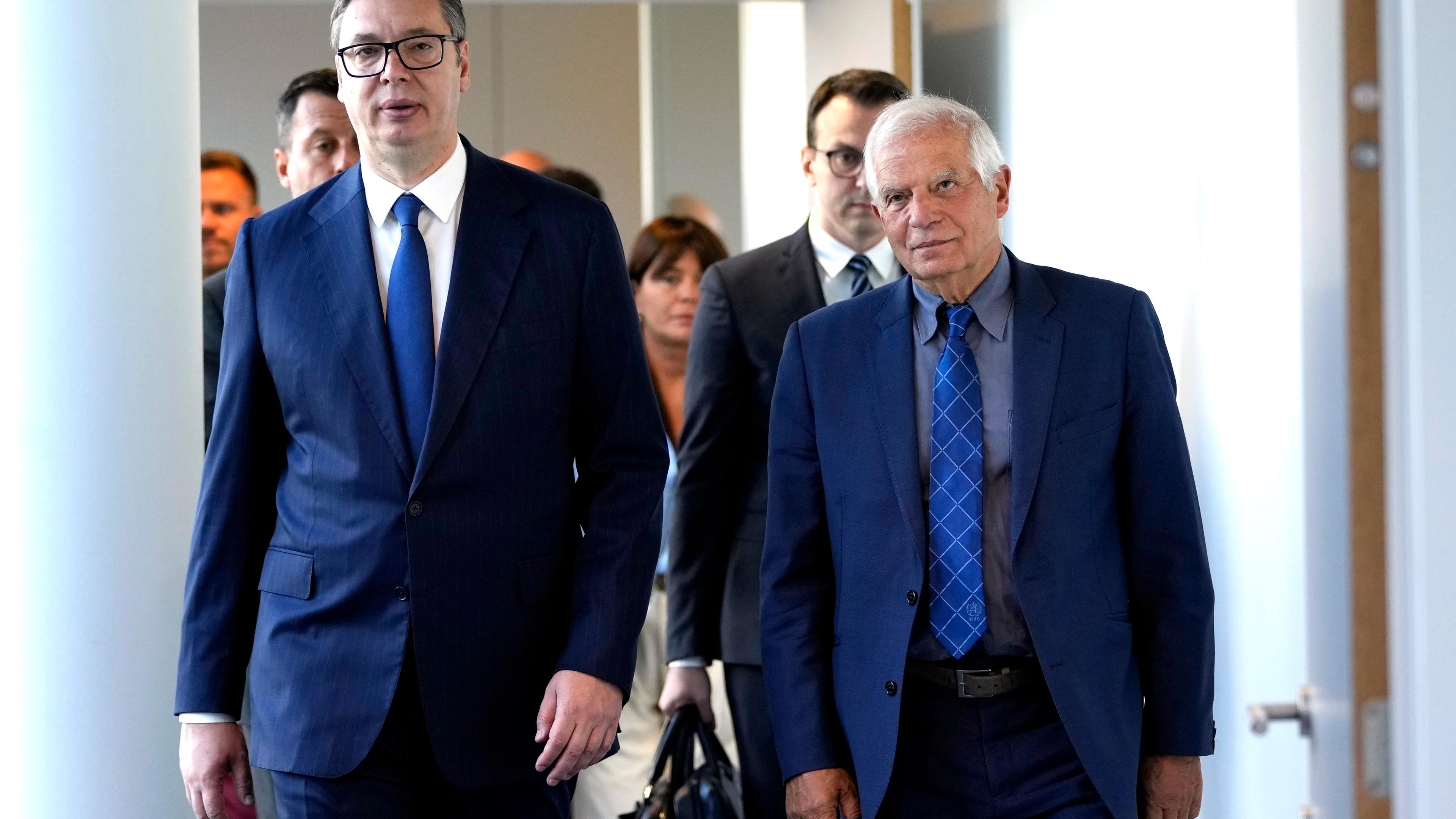 Serbiens Präsident Aleksandar Vucic (l.) und Josep Borrell (r.)
