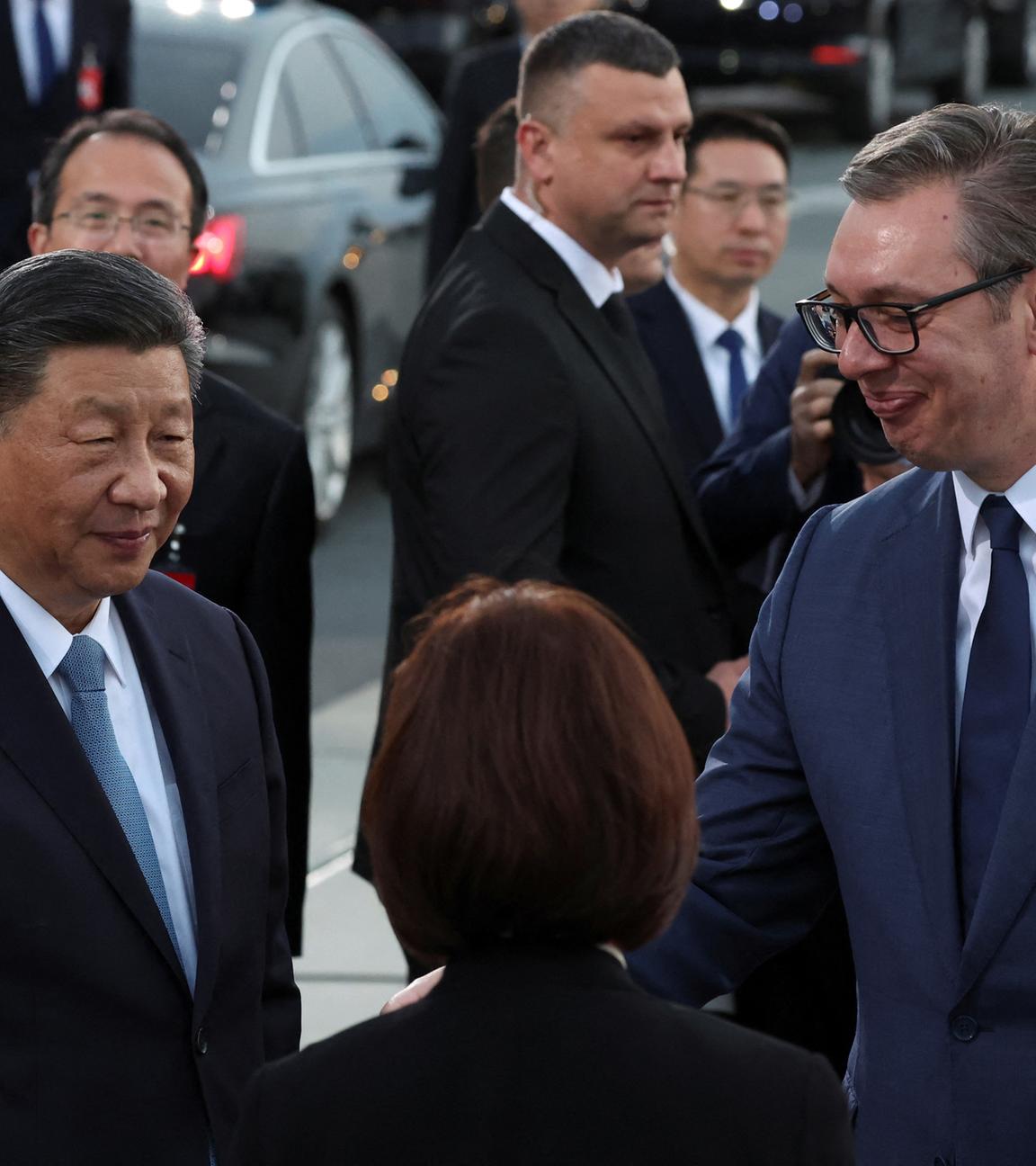 Aleksandar Vucic begrüßt Xi Jinping auf dem Flughafen in Belgrad