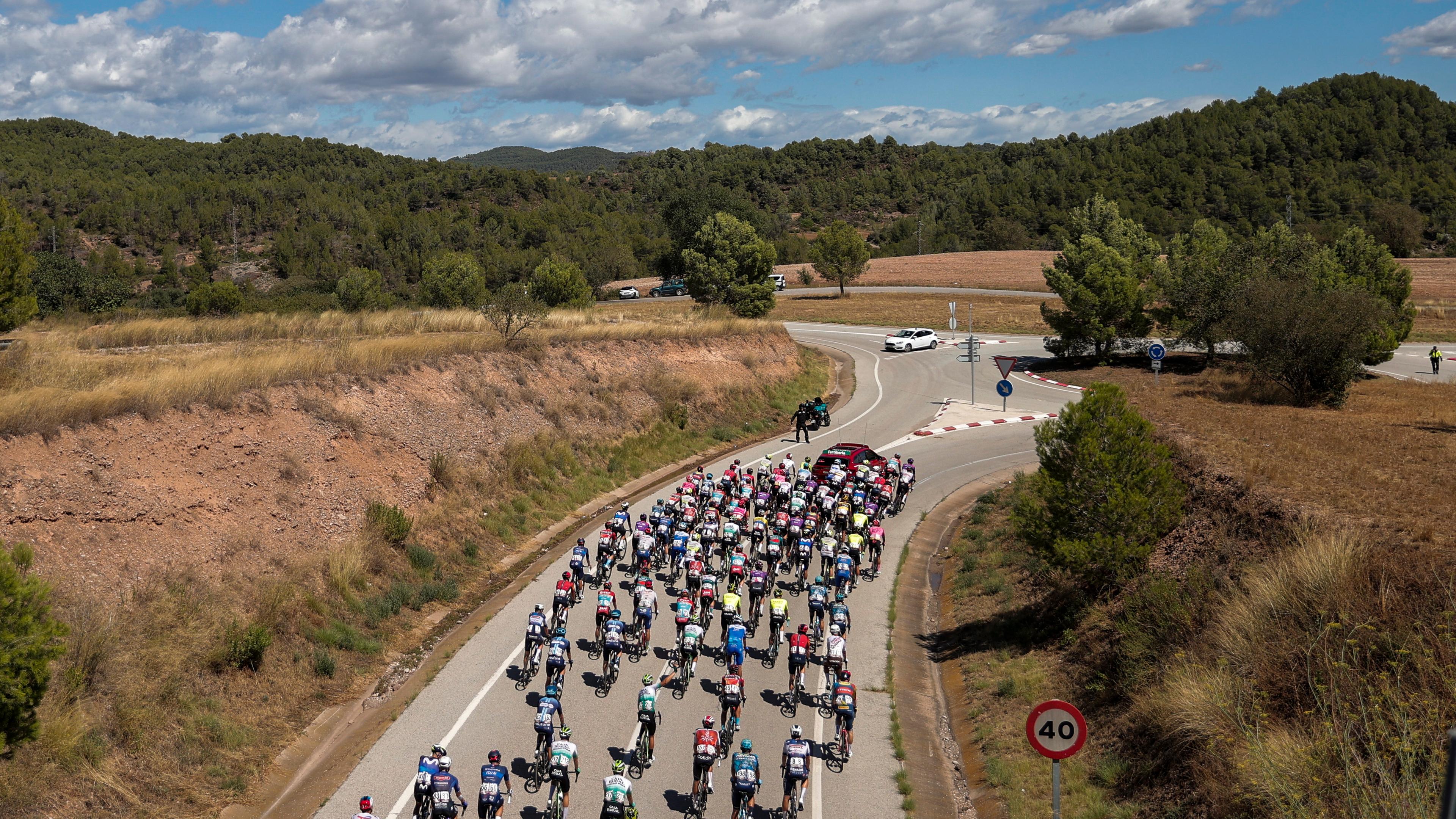 Das Fahrerfeld von hinten auf der 3. Etappe der Vuelta 2023