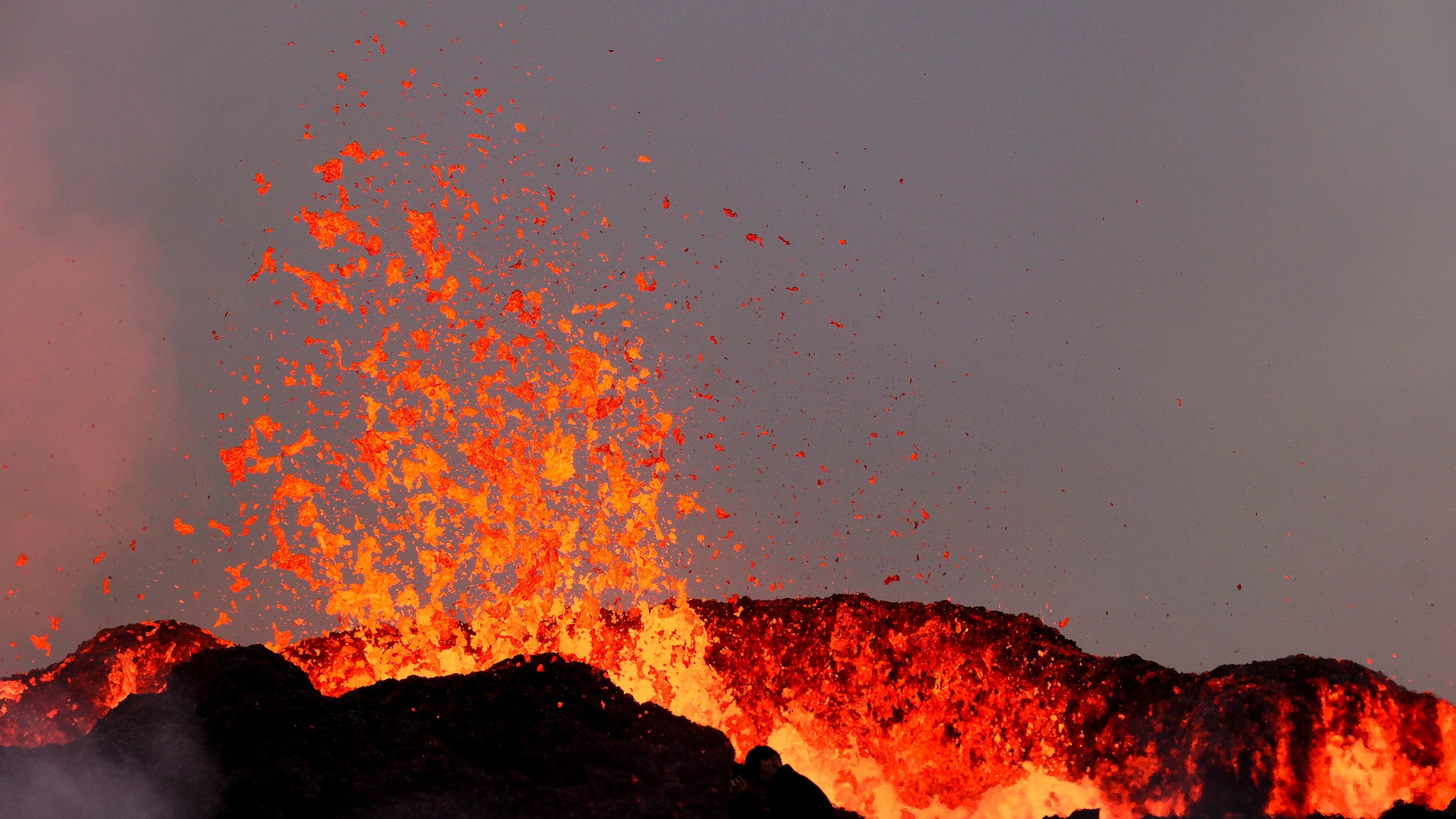 Lava sprudelt aus Rillen eines Vulkans.