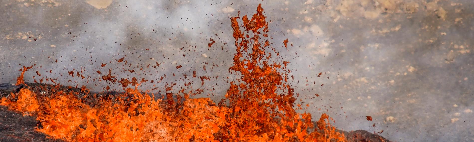 Lava sprüht aus einer Erdspalte des Vulkans Fagradalsfjall