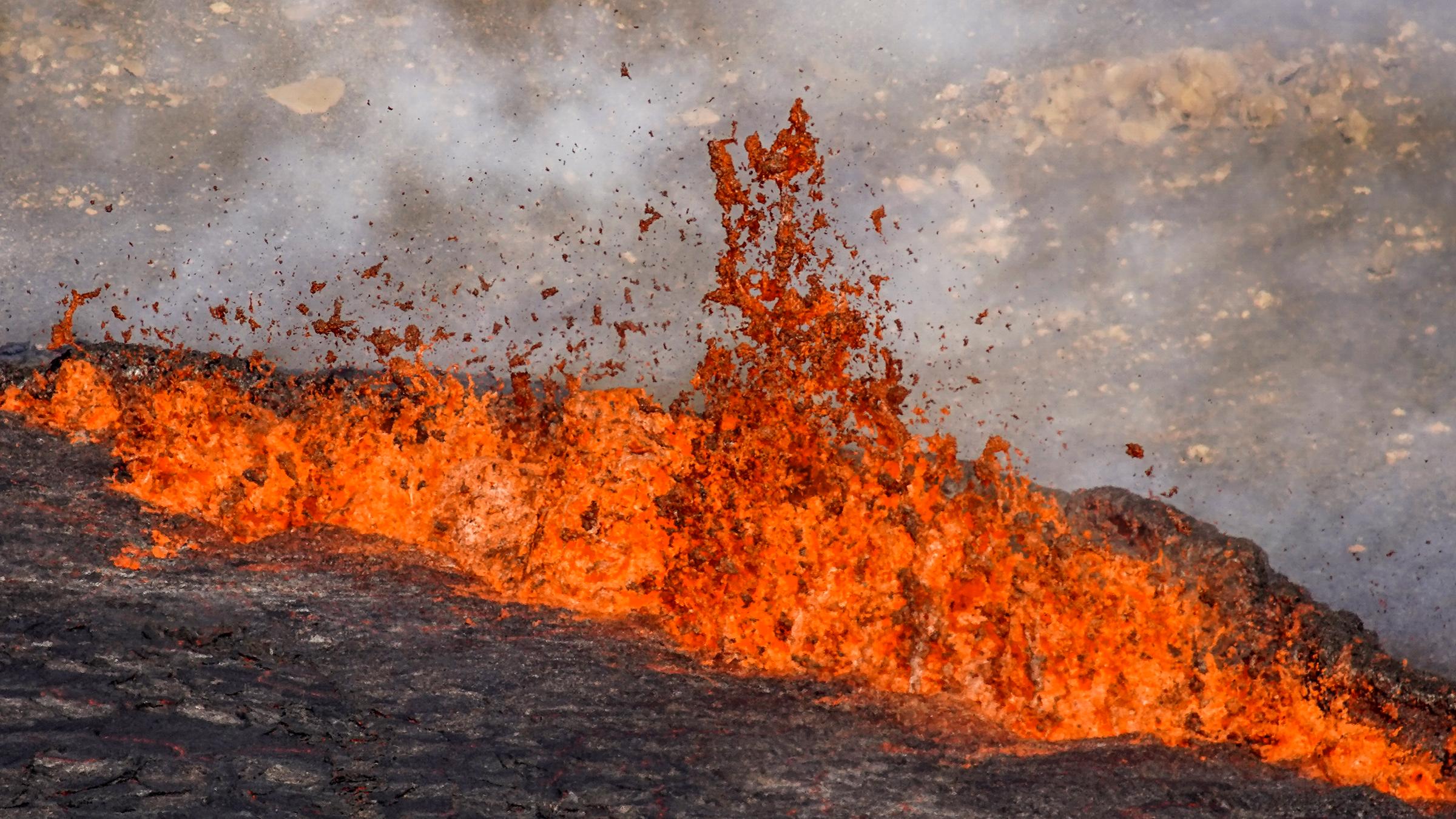Lava sprüht aus einer Erdspalte des Vulkans Fagradalsfjall