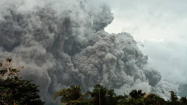 02.05.2026, Philippinen, Daraga: Der Vulkan «Mayon» spuckt Asche.