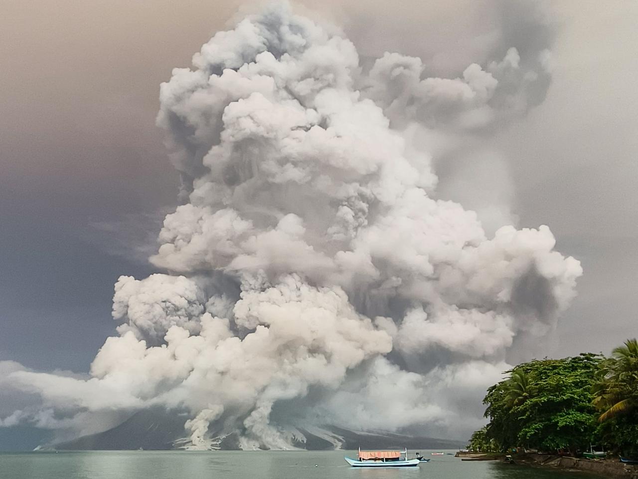 Ein Ausbruch des Vulkans Mount Ruang ist von der Insel Tagulandang in Sitaro, Nord-Sulawesi, aus zu beobachten