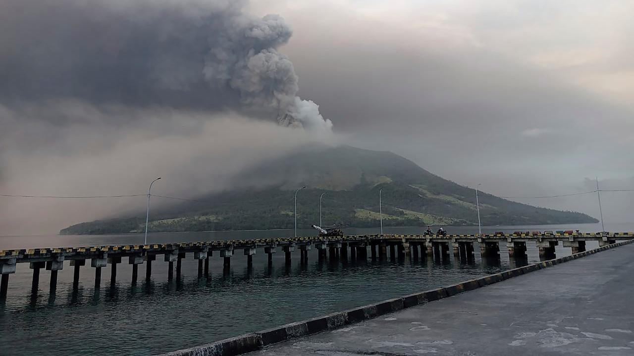 Tsunami-Warnung: Vulkan in Indonesien mehrmals ausgebrochen