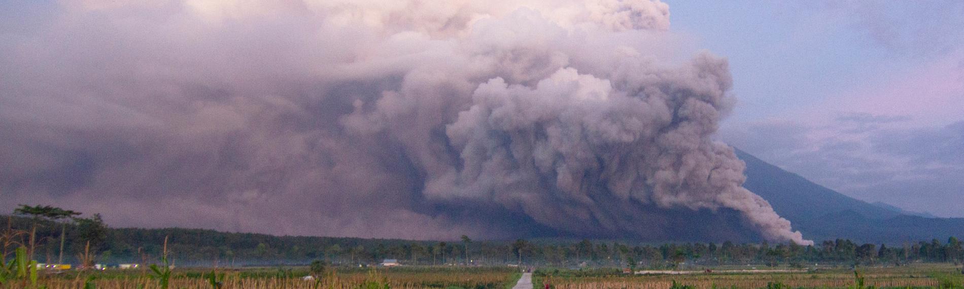 Indonesien, Lumajang: Rauch steigt nach dem Ausbruch des Vulkans Semeru auf.