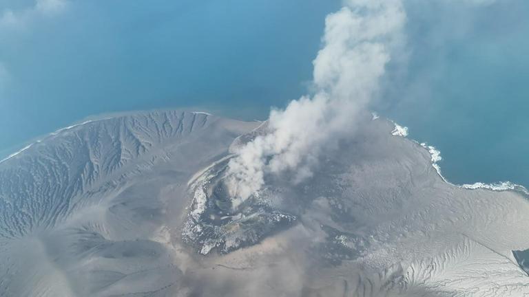 ndonesien, Provinz Lampung: Ein vom Indonesischen Zentrum für Vulkanologie und Geologische Gefahrenabwehr (PVMBG) via XinHua bereitgestelltes Drohnenfoto zeigt den Vulkan Anak Krakatau, der Aschewolken ausstößt.