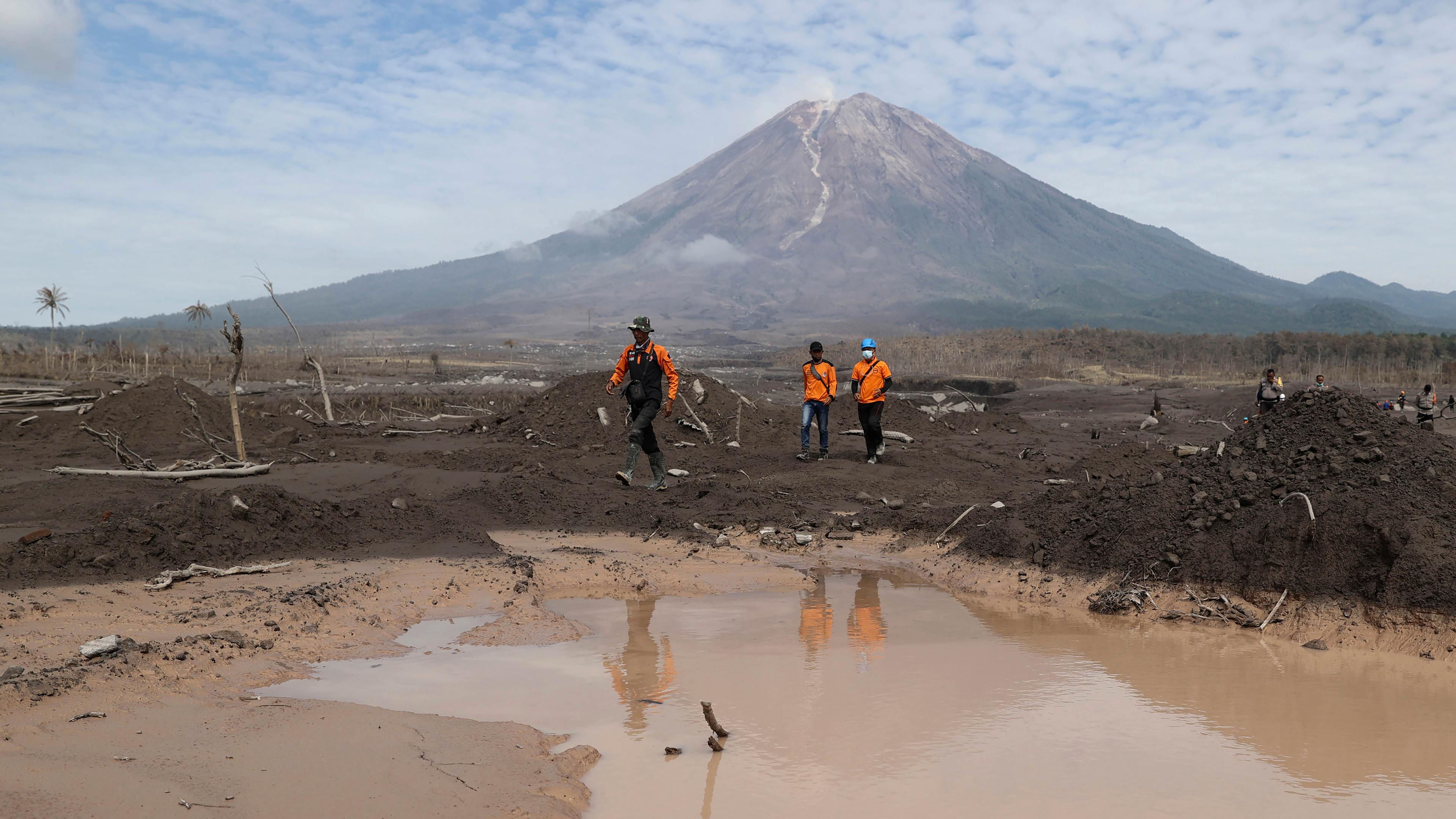 Indonesien, Lumajang: Rettungskräfte suchen in einem durch den Vulkanausbruch betroffene Gegend nach Opfern.
