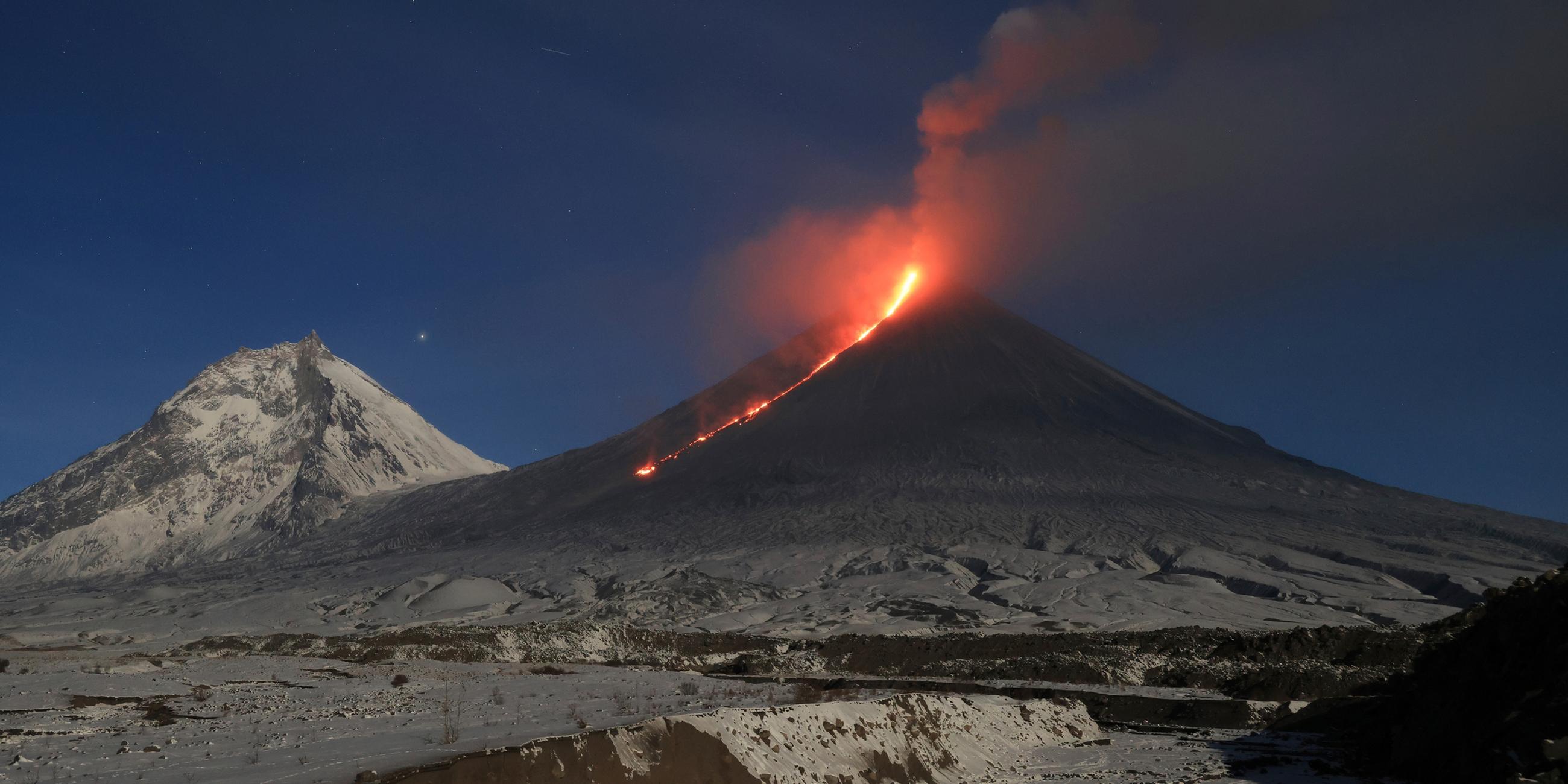 Lava strömt am 01.11.2023 aus dem Vulkan Kljutschewskoi auf der russischen Halbinsel Kamtschatka.