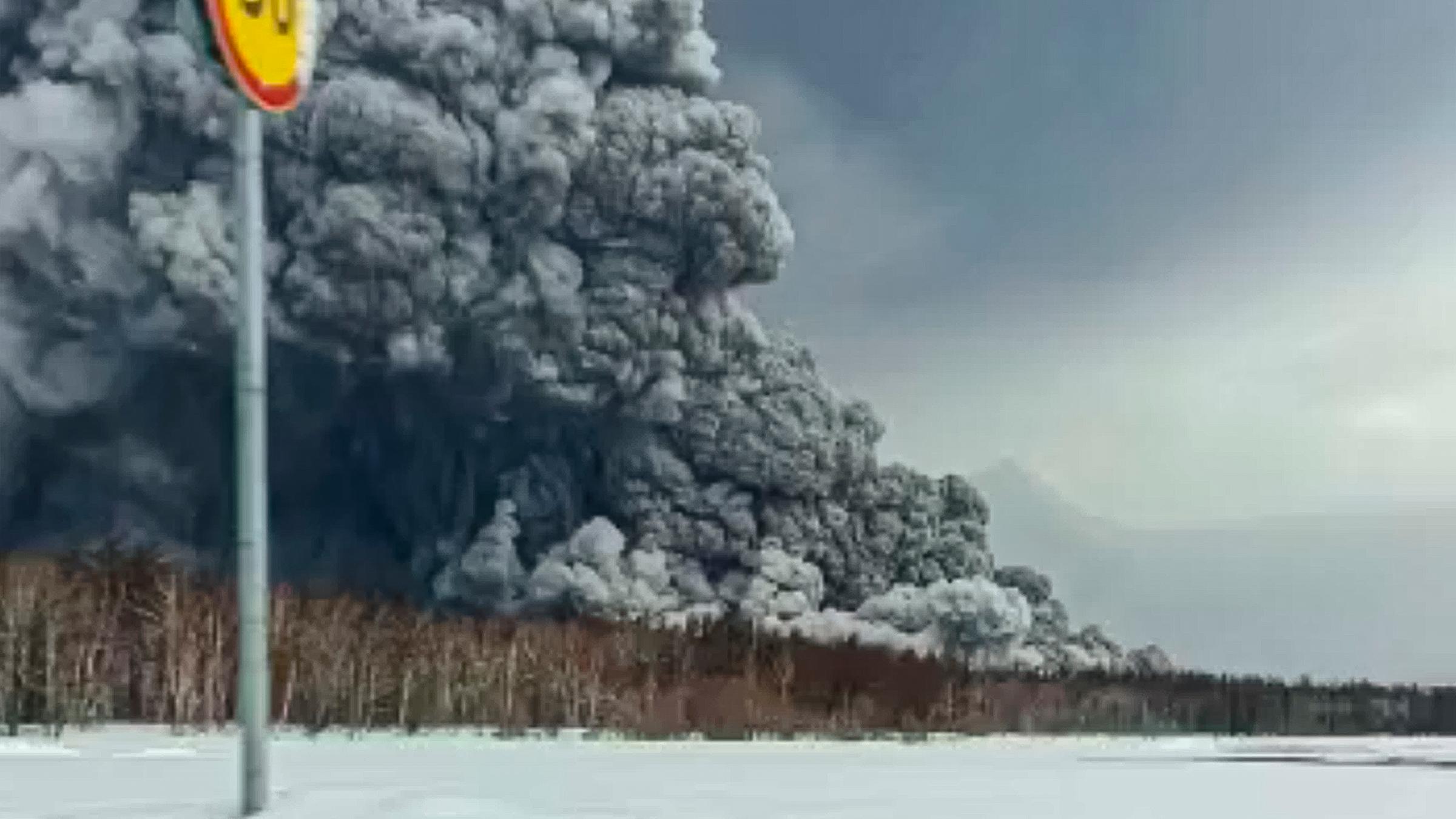Russland, Kamtschatka: Rauch und Asche sind während des Ausbruchs des Vulkans Schiwelutsch auf der Halbinsel Kamtschatka in Russland zu sehen.