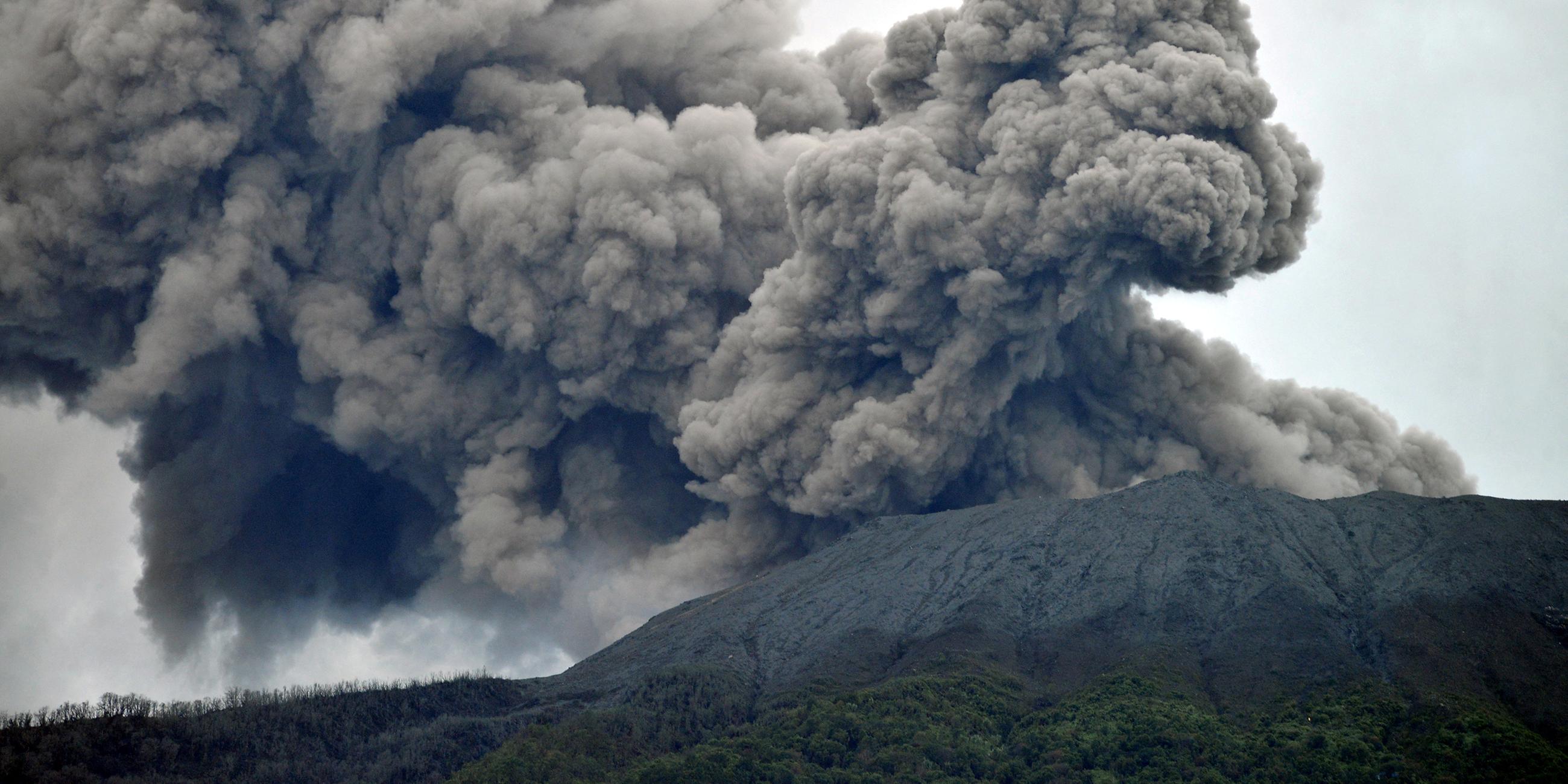 Der Vulkan Marapi auf Sumatra spuckt Vulkanasche aus