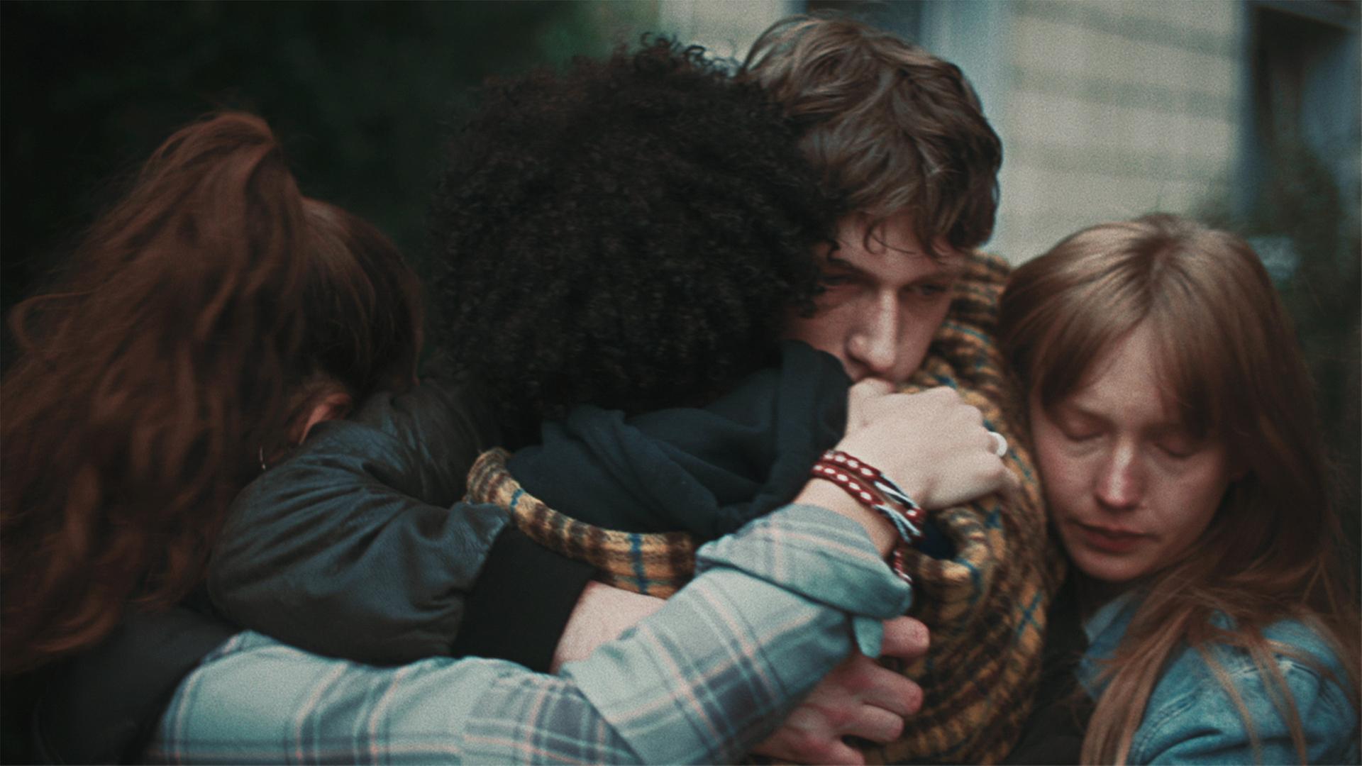 "Von uns wird es keiner sein": Mina (Derya Akyol), Waldi (Lukas von Horbatschewsky), Tom (Kosmas Schmidt) und Julia (Mina-Giselle Rüffer) umarmen sich. In den Gesichtern ist eine große Bestürzung