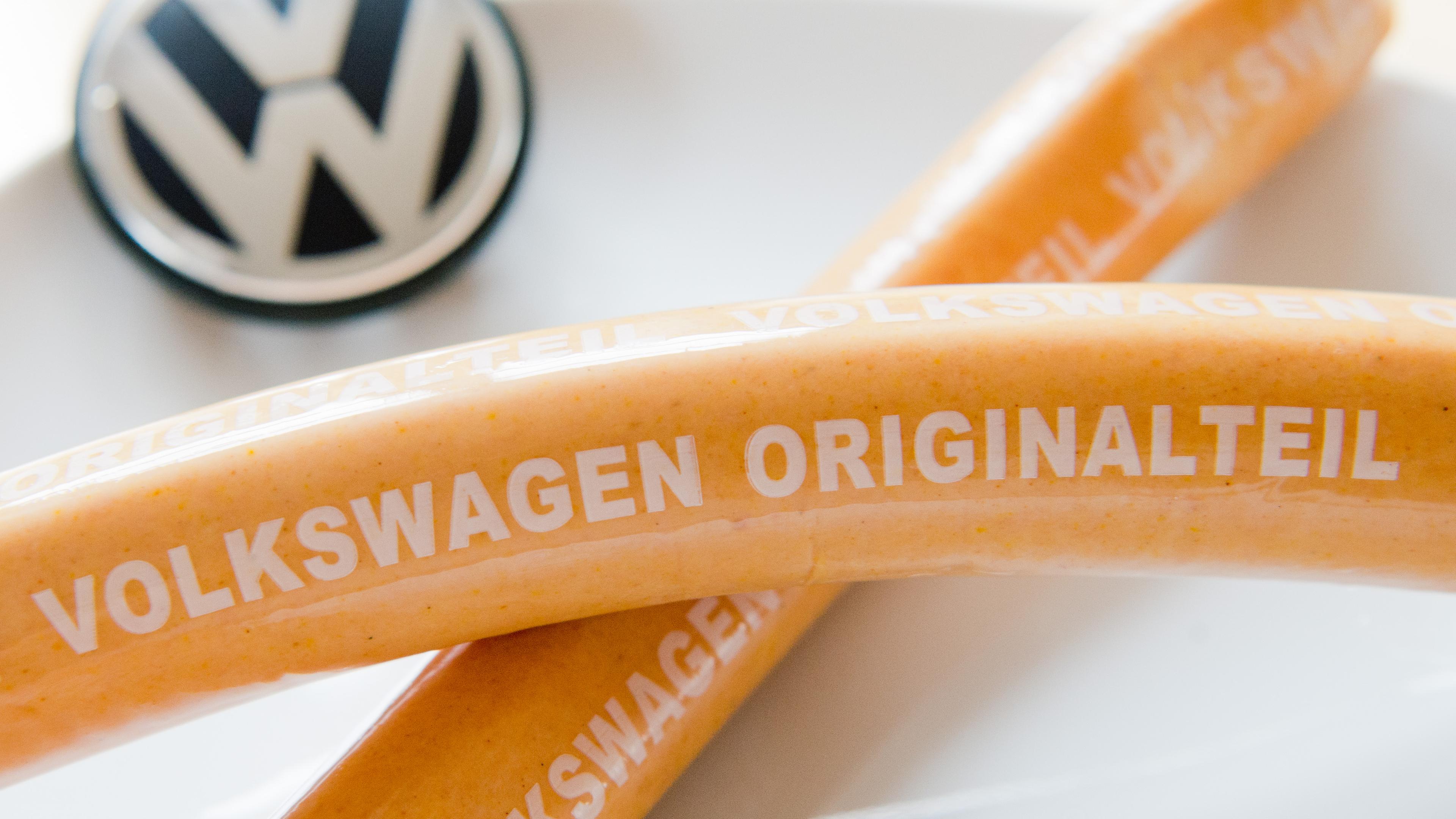 Eine noch verpackte VW-Currywurst mit der Aufschrift «Volkswagen Originalteil». Archivbild