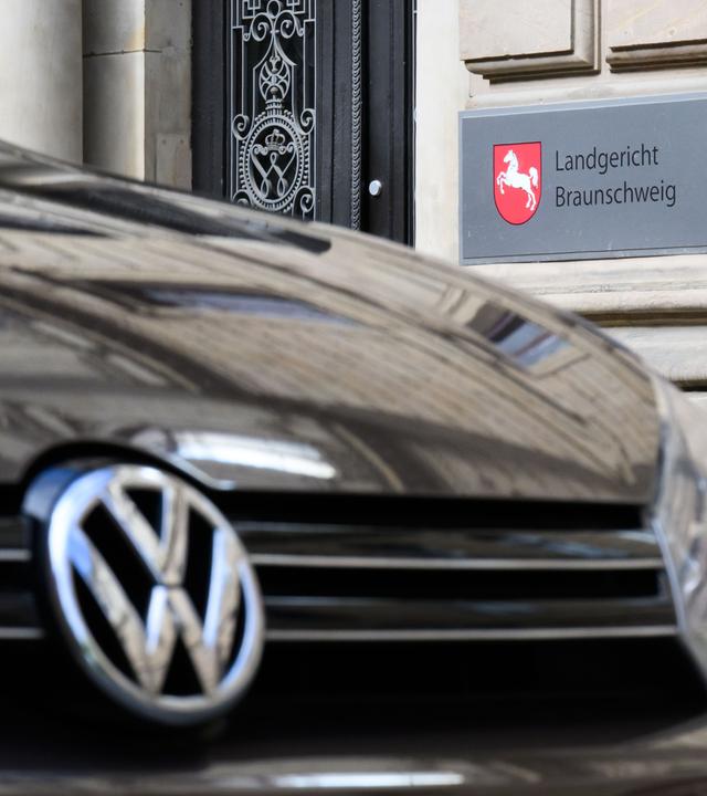 Ein Volkswagen parkt vor dem Landgericht Braunschweig. Im Strafprozess zur Dieselaffäre sind vier frühere Führungskräfte von Volkswagen wegen Betrugs schuldig gesprochen worden. 