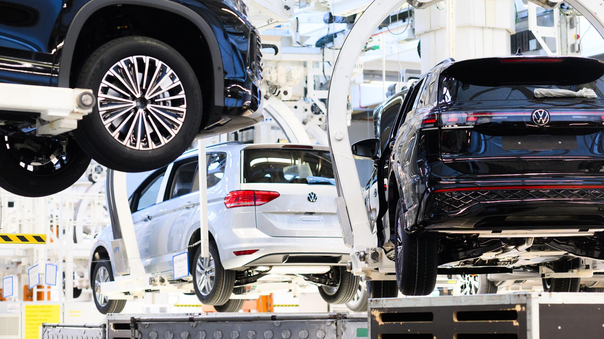 Neuwagen Volkswagen Tayron, Tiguan und Touran schweben durch das VW Stammwerk. (Archiv)