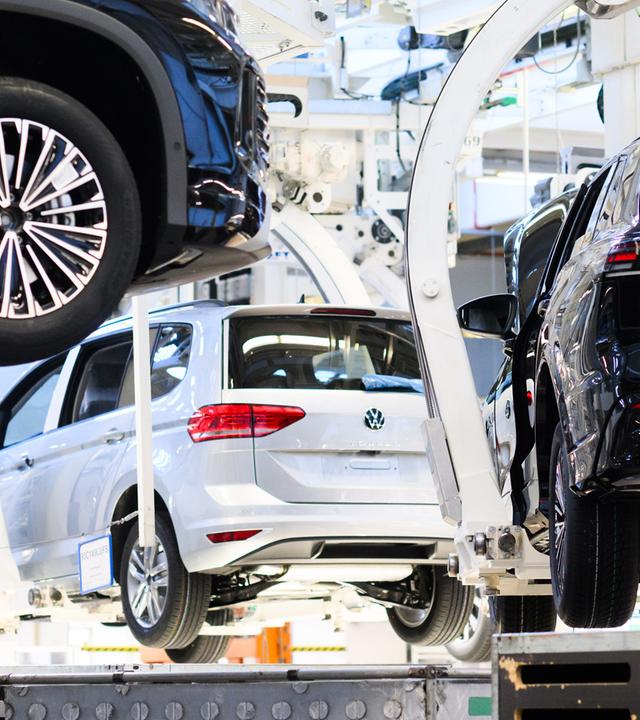 Neuwagen Volkswagen Tayron, Tiguan und Touran schweben durch das VW Stammwerk. (Archiv)