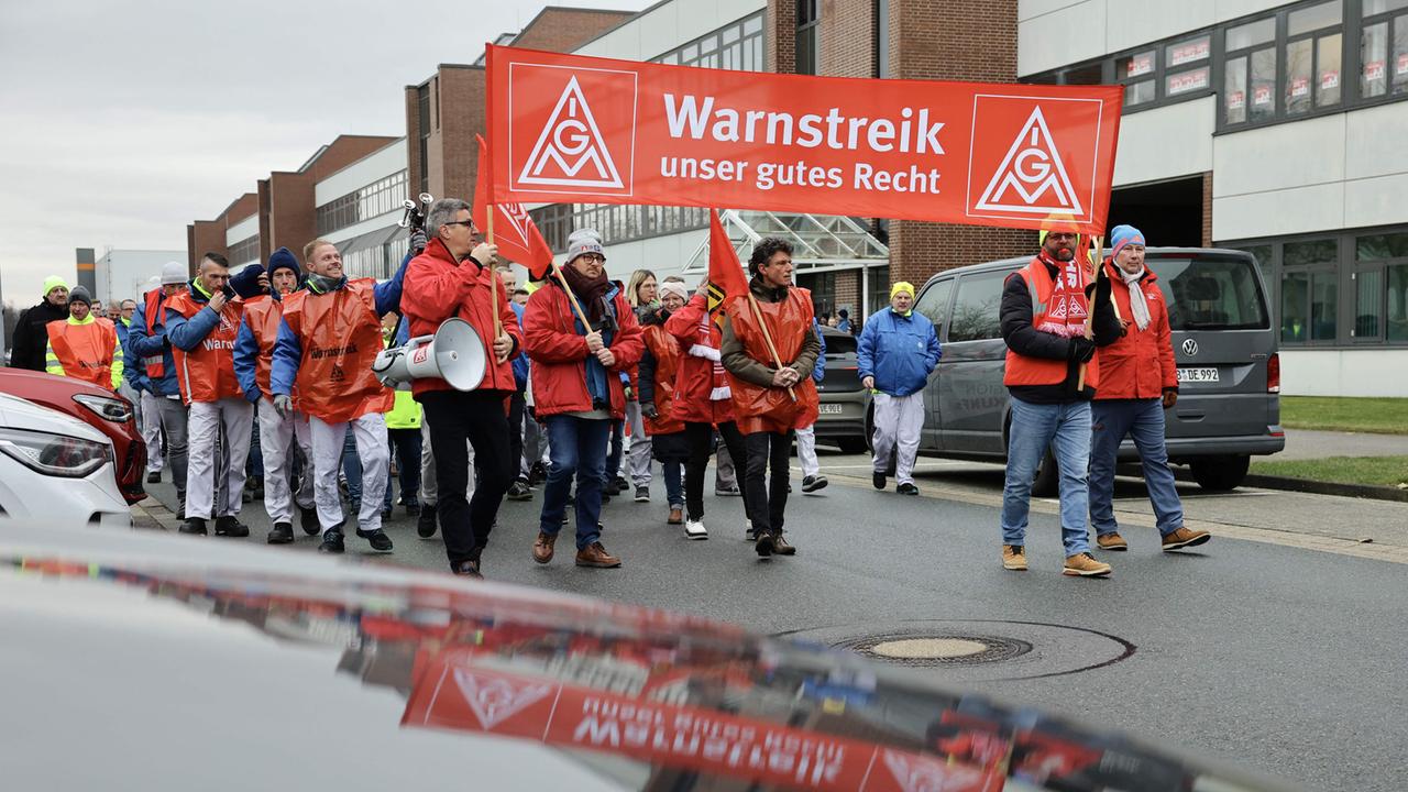 At almost all locations: Volkswagen employees are on strike