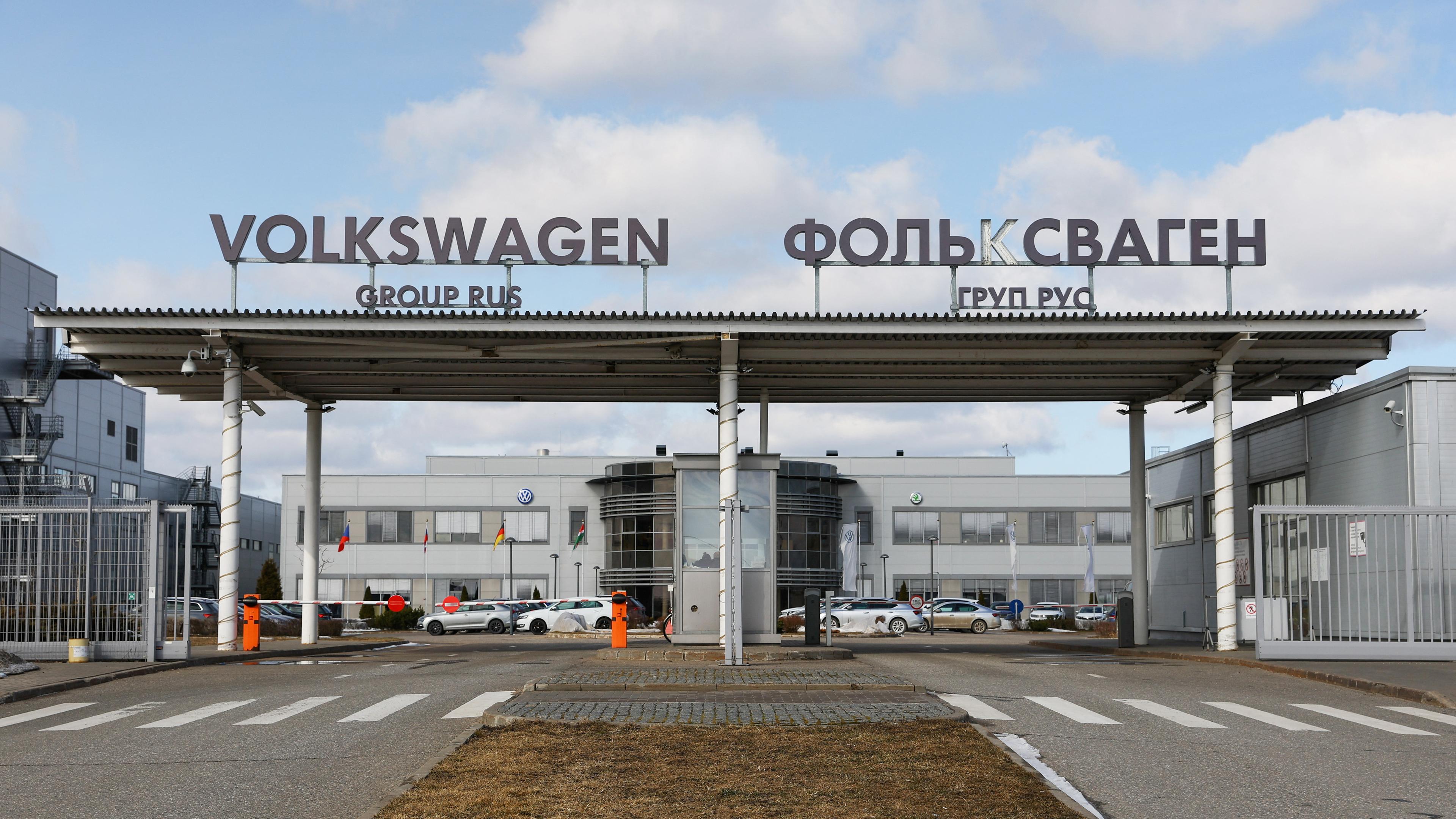 Russland, Kaluga: Einfahrt des VW-Werks in Kaluga.