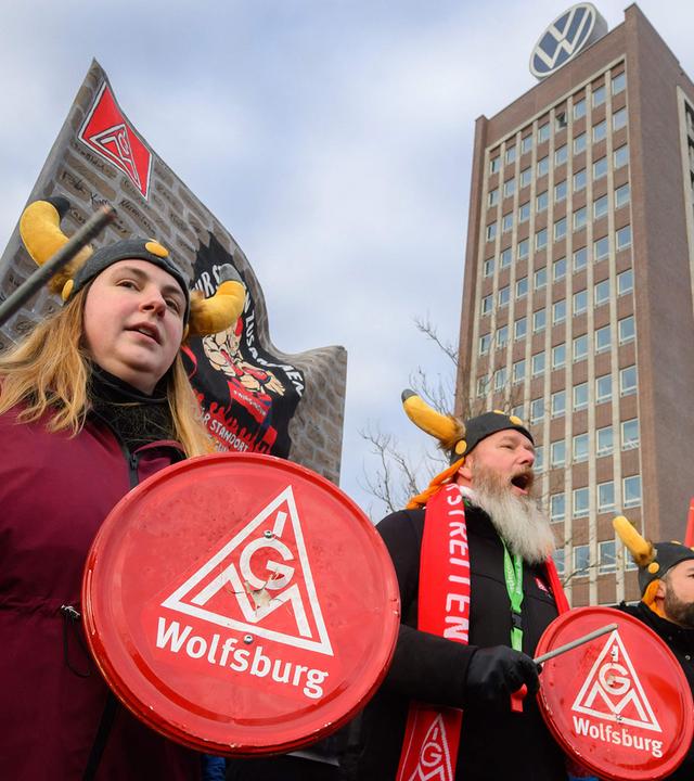 Demonstration von VW-Mitarbeitern gegen Werkschließungen und Entlassungen in Wolfsburg am 2. Dezember 2024.