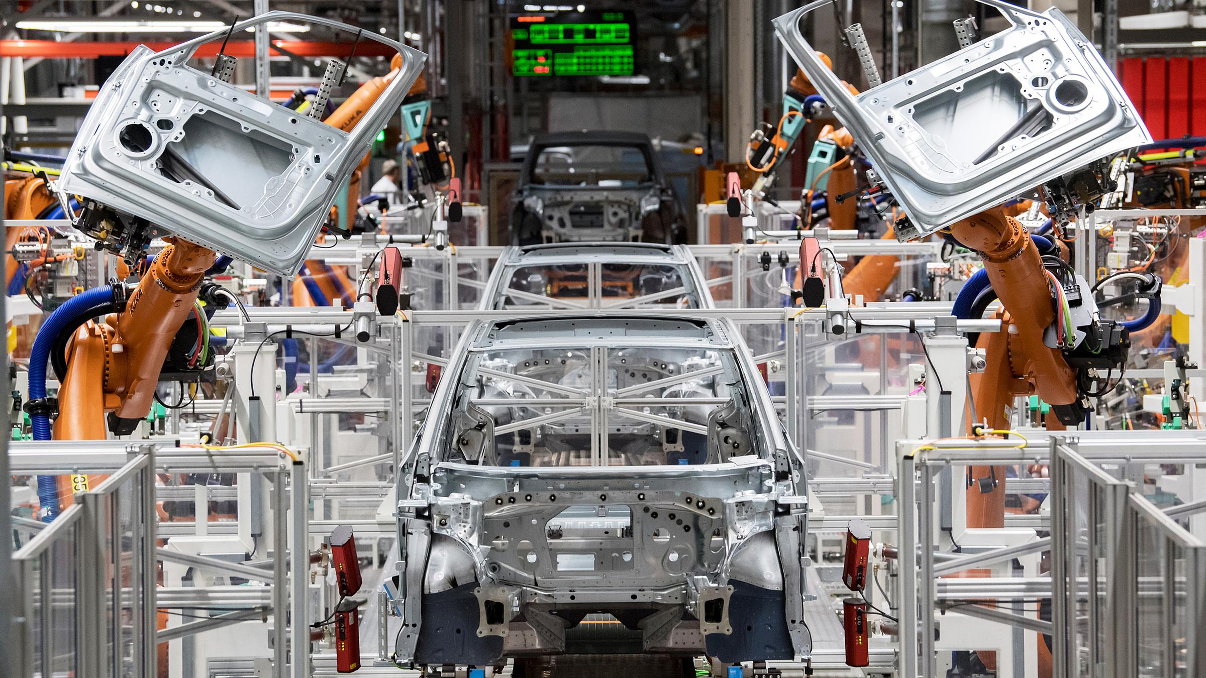 Sachsen, Zwickau: Im Karosseriebau des Volkswagen-Werkes in Sachsen montieren Roboter die Türen des VW ID.3. 