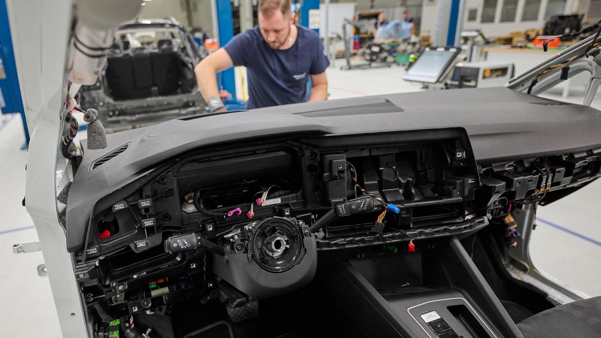 28.10.2026, Sachsen, Zwickau: Teile eines VW Golf werden im Volkswagen-Werk demontiert.