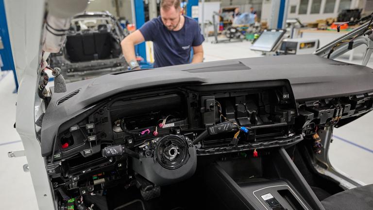 28.10.2026, Sachsen, Zwickau: Teile eines VW Golf werden im Volkswagen-Werk demontiert.