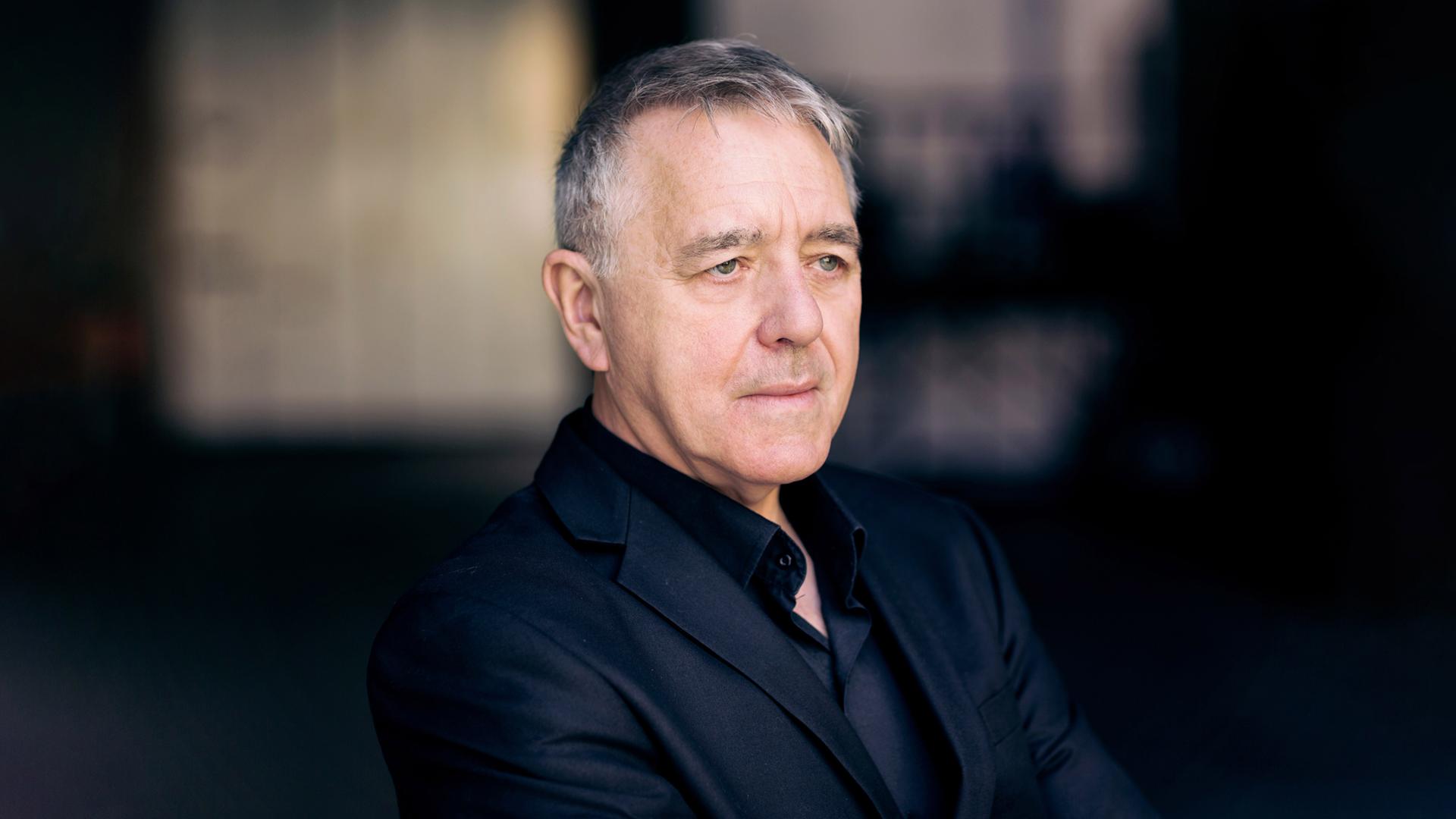 Ein Mann in schwarzer Kleidung.