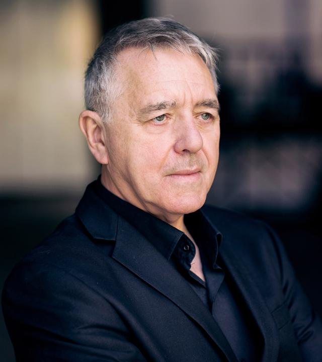 Ein Mann in schwarzer Kleidung.