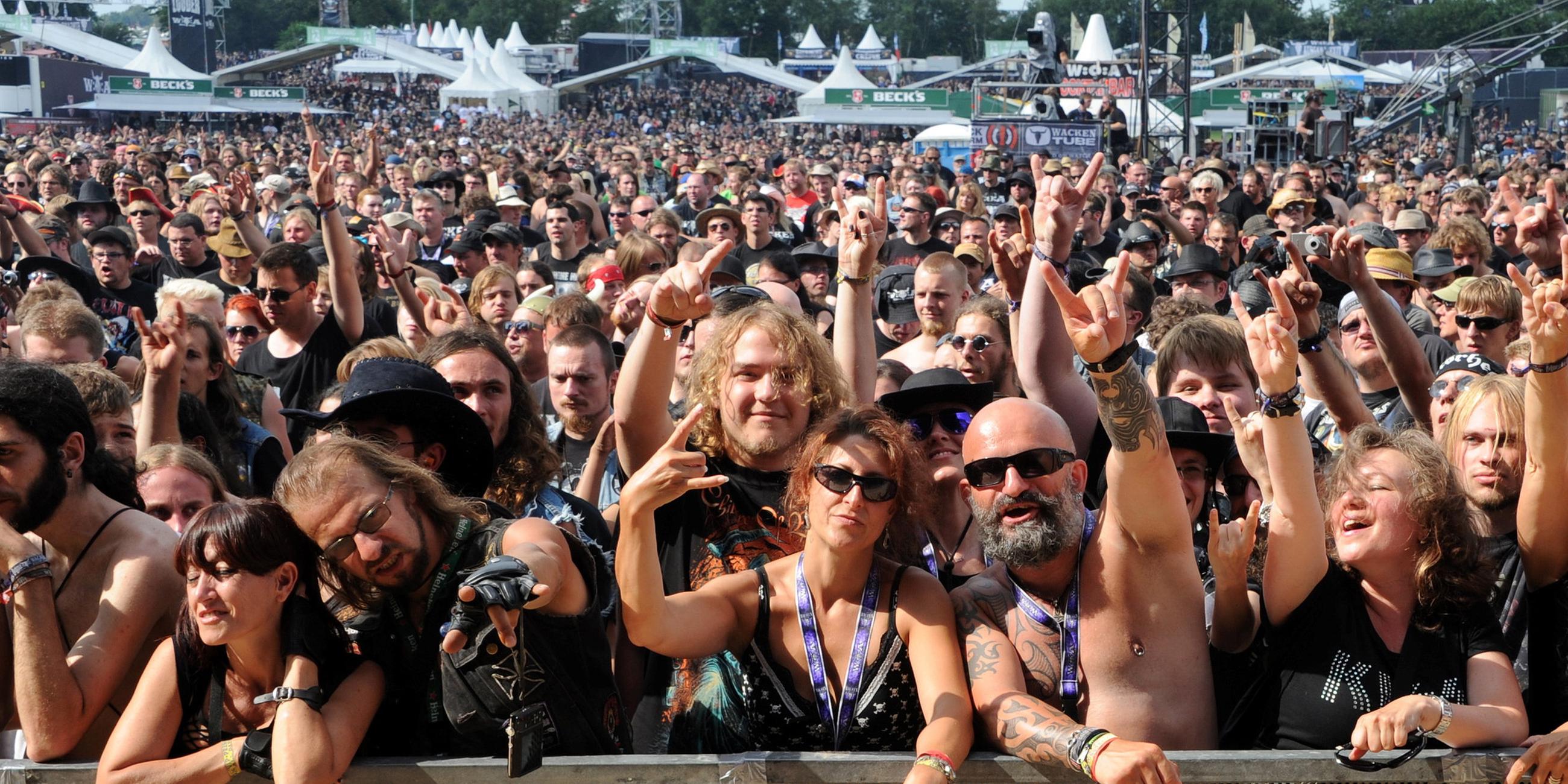 Heavy-Metal-Fans auf dem Festivalgelände 2013