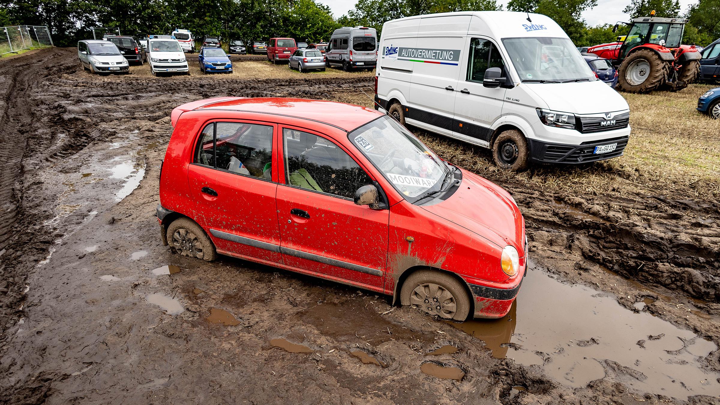 Ein Fahrzeug eines Wacken-Besuchers ist bis zu den Achsen im Schlamm eingesunken