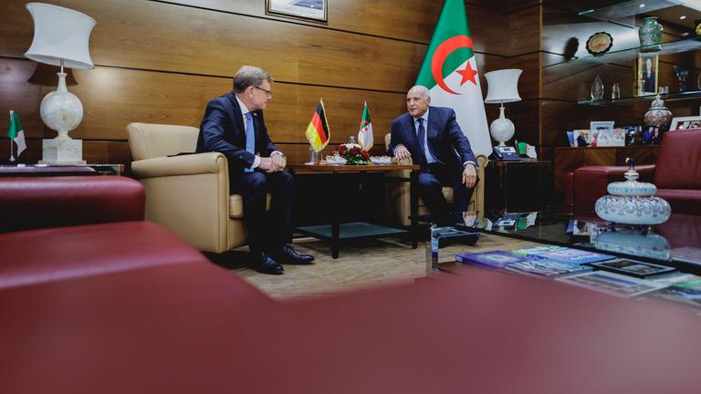 L-R Johann Wadephul CDU, Bundesaussenminister, und Ahmed Attaf, Aussenminister von Algerien, aufgenommen im Rahmen eines gemeinsamen Treffens in Algier, 31.08.2026.