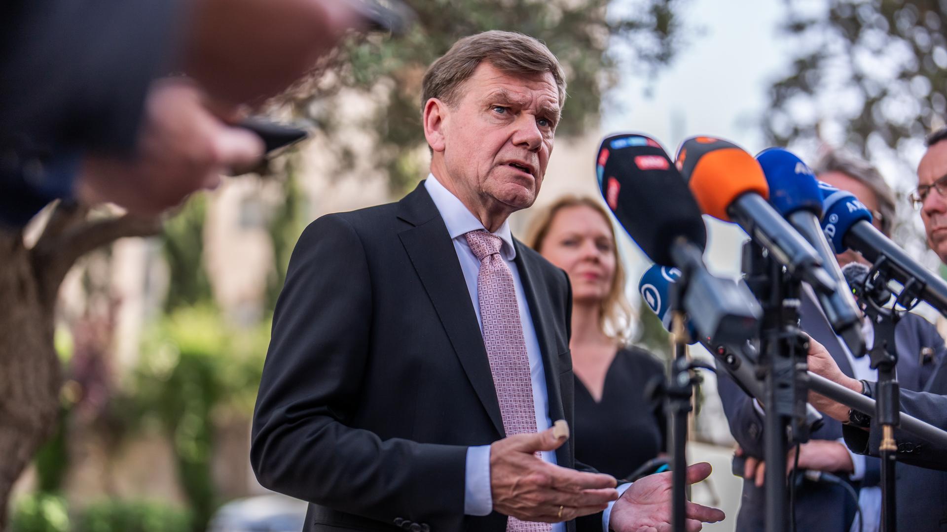 Johann Wadephul (CDU), Außenminister, spricht bei einem Pressestatement nach seinem Besuch in Ramallah. Wadephul ist zu seinem zweitägigen Antrittsbesuch in Israel und besucht auch die Palästinensischen Gebiete.