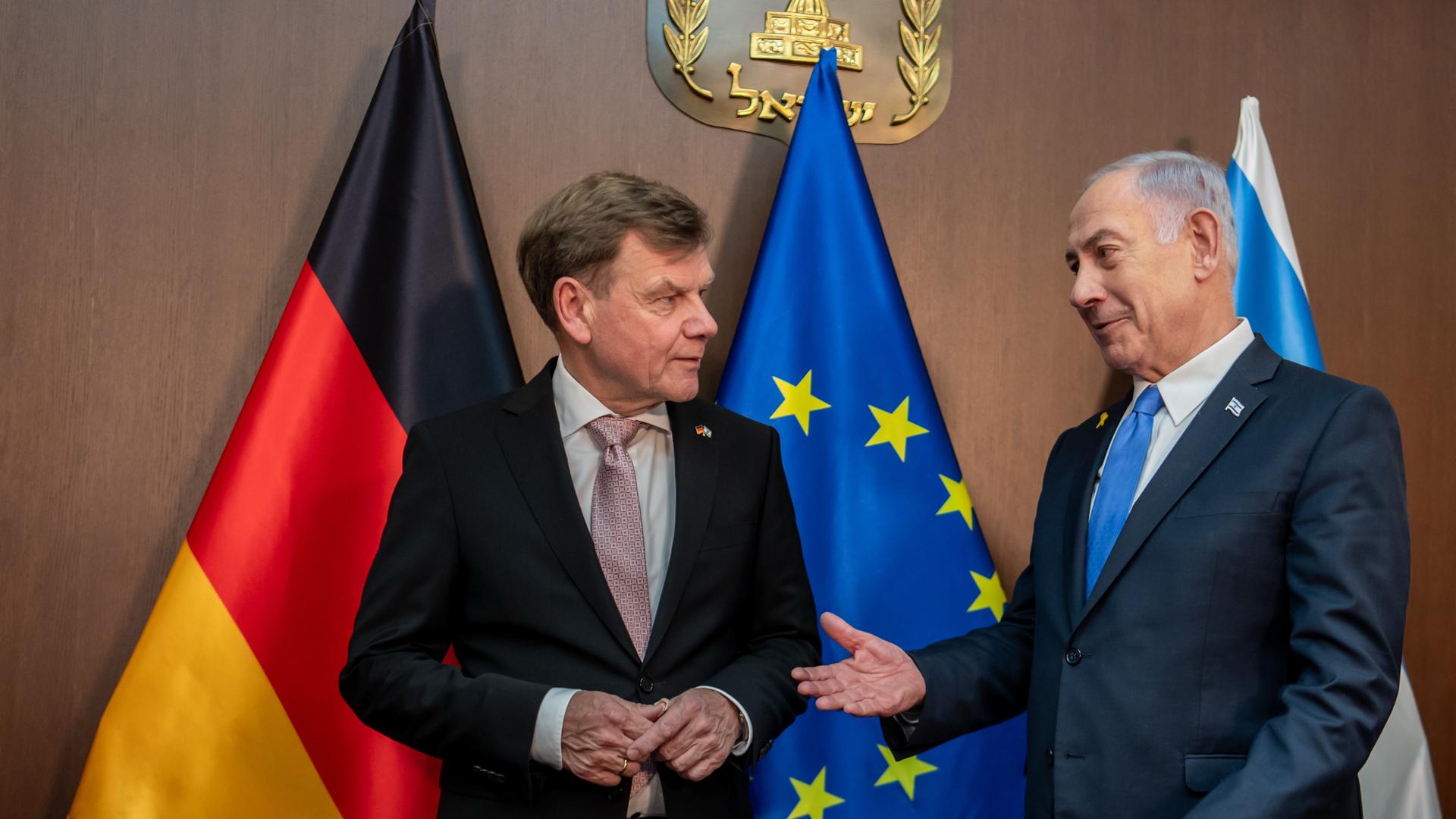 Johann Wadephul (l,CDU), Außenminister, steht neben Benjamin Netanjahu, Ministerpräsident von Israel nach einem Gespräch im Amtssitz des Regierungschefs in Jerusalem.