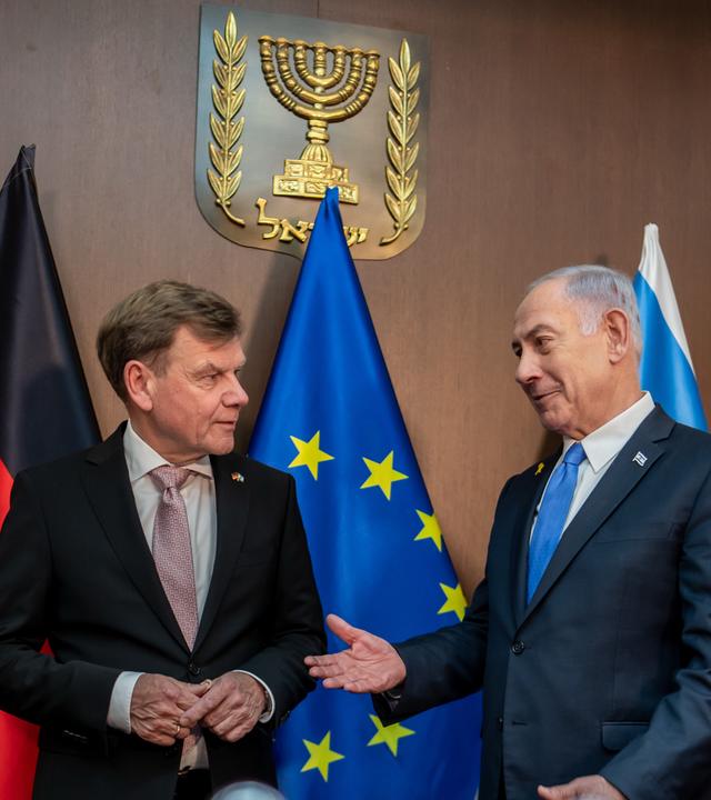 Johann Wadephul (l,CDU), Außenminister, steht neben Benjamin Netanjahu, Ministerpräsident von Israel nach einem Gespräch im Amtssitz des Regierungschefs in Jerusalem.