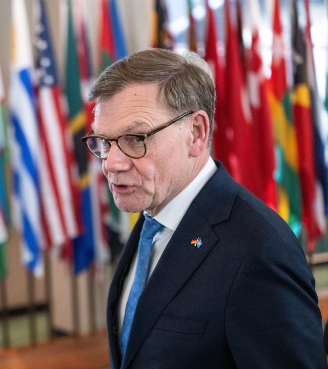 Johann Wadephul (CDU), Außenminister, geht während eines Besuchs bei den Vereinten Nationen an Flaggen vorbei.
