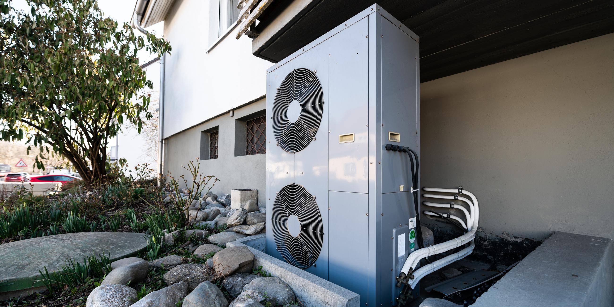 Eine Wärmepumpe an einem Gebäude