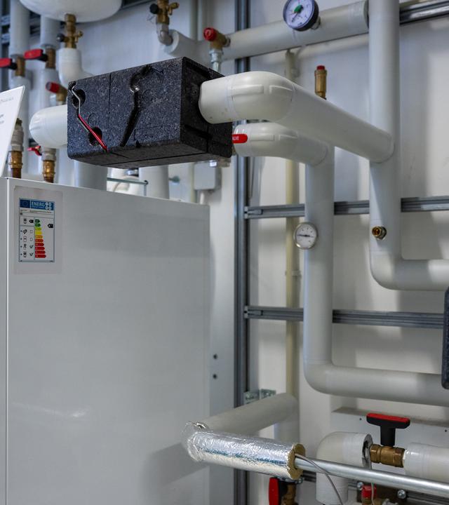  Eine Wärmepumpe steht in einem Raum im Kompetenzzentrum der Innung Sanitär, Heizung und Klima Berlin.