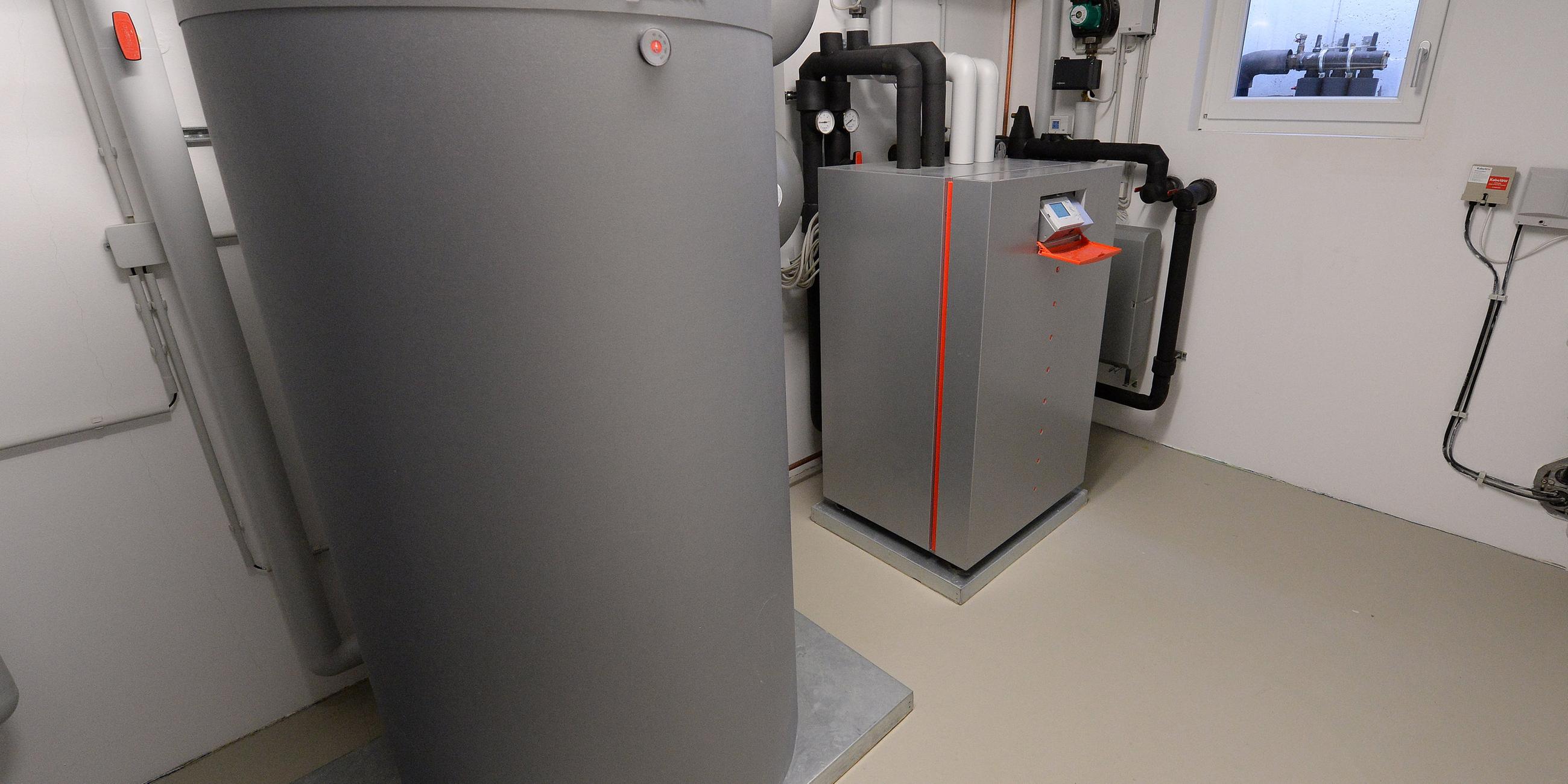 Eine Wärmepumpe mit Energiespeicher in einem Heizungskeller in Rottenburg
