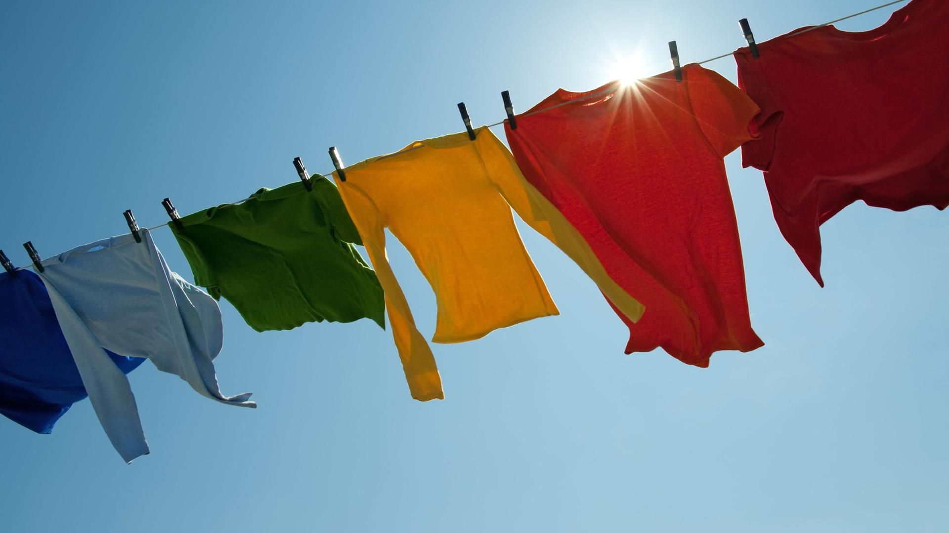 Wäsche hängt an der Leine