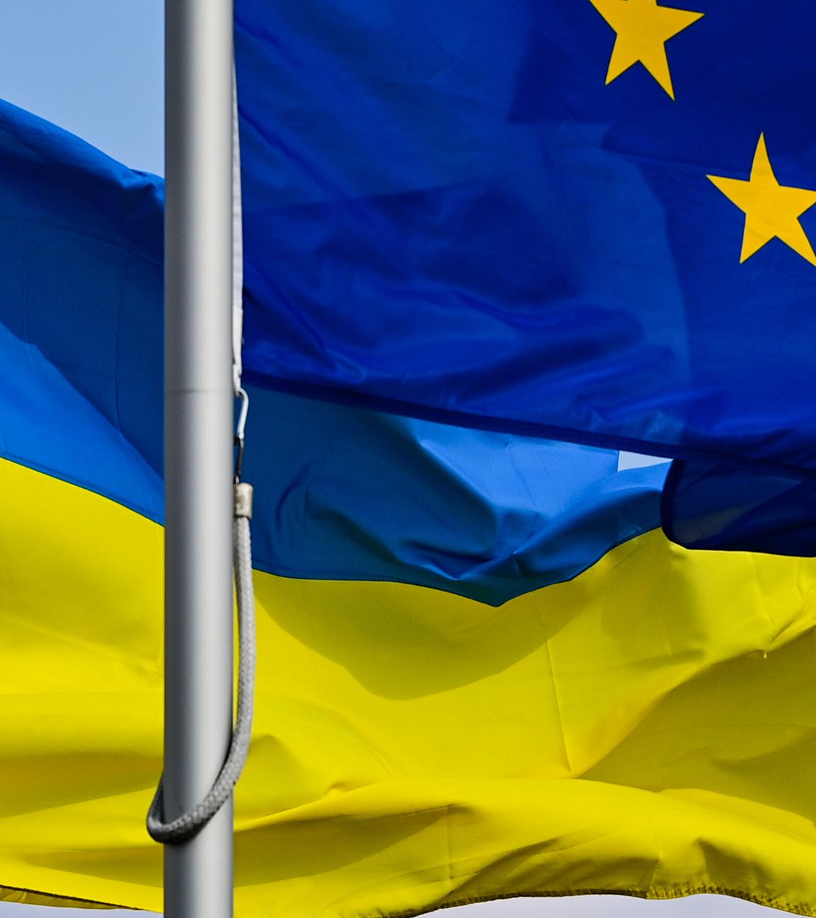 Fahnen der Ukraine und der EU