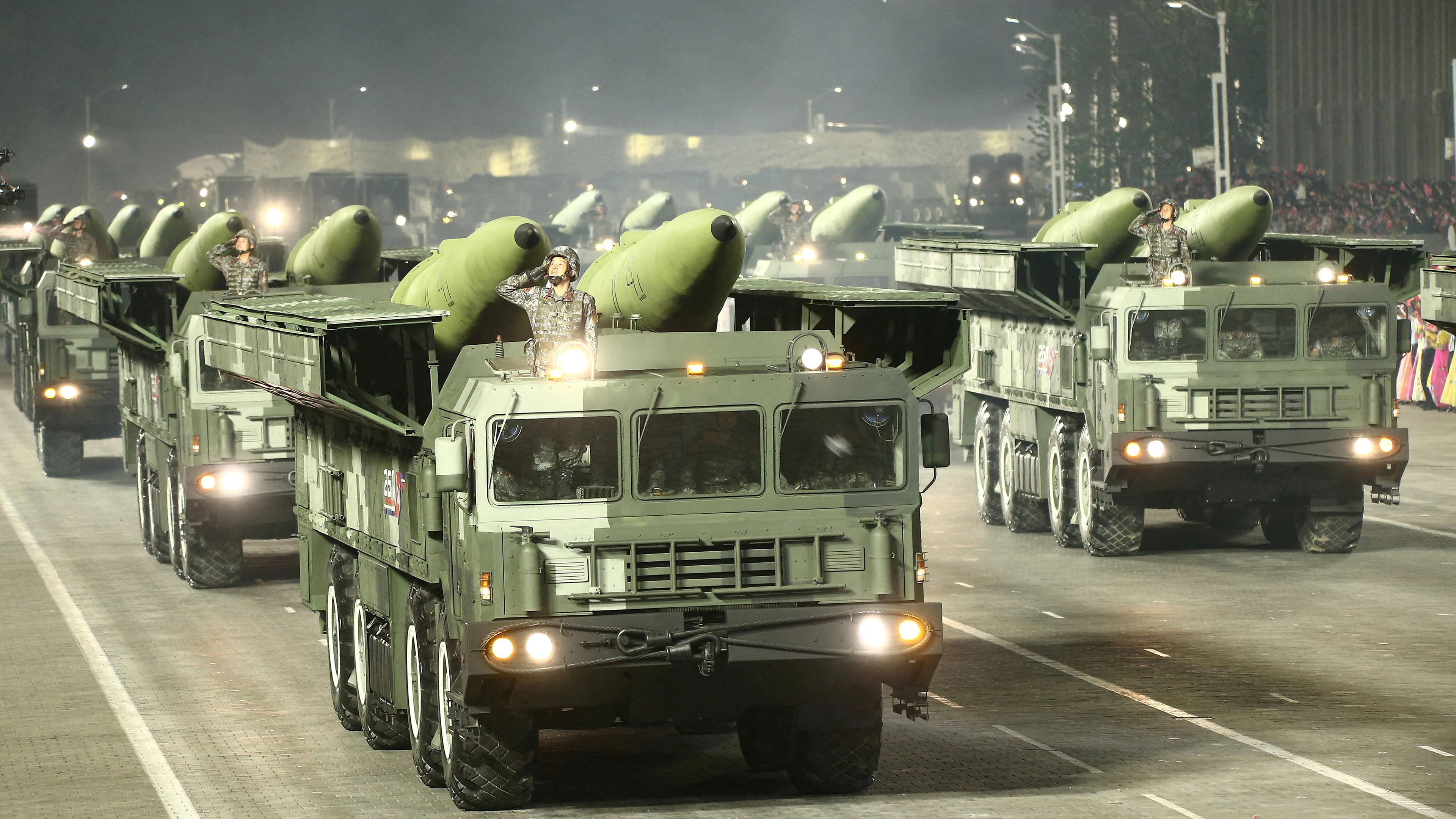 Raketenfahrzeuge bei eine Militärparade in Pjöngjang (Nordkorea), aufgenommen am 26.04.2022