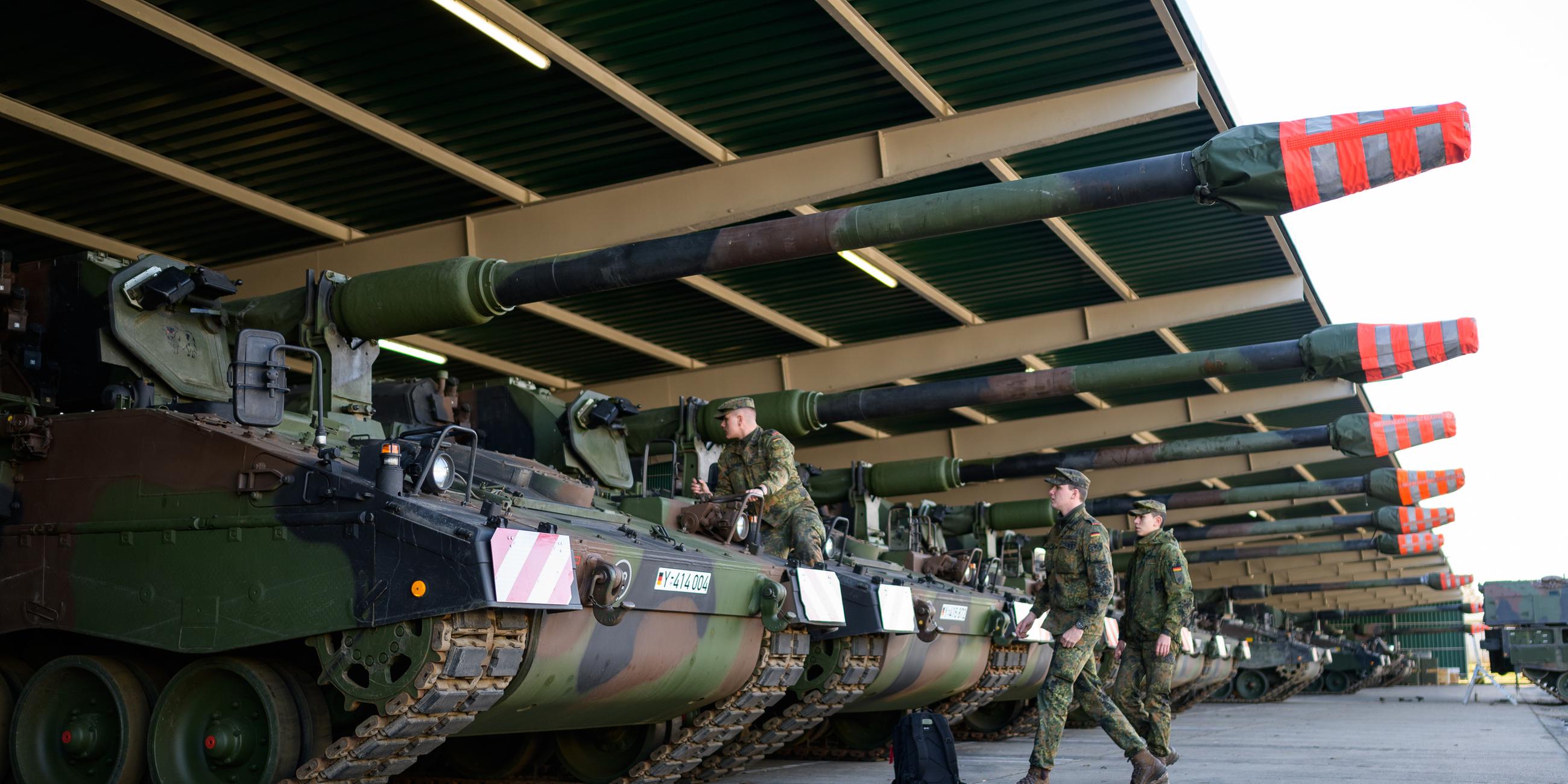 Waffen für die Ukraine: Panzerhaubitzen werden für den Transport vorbereitet.