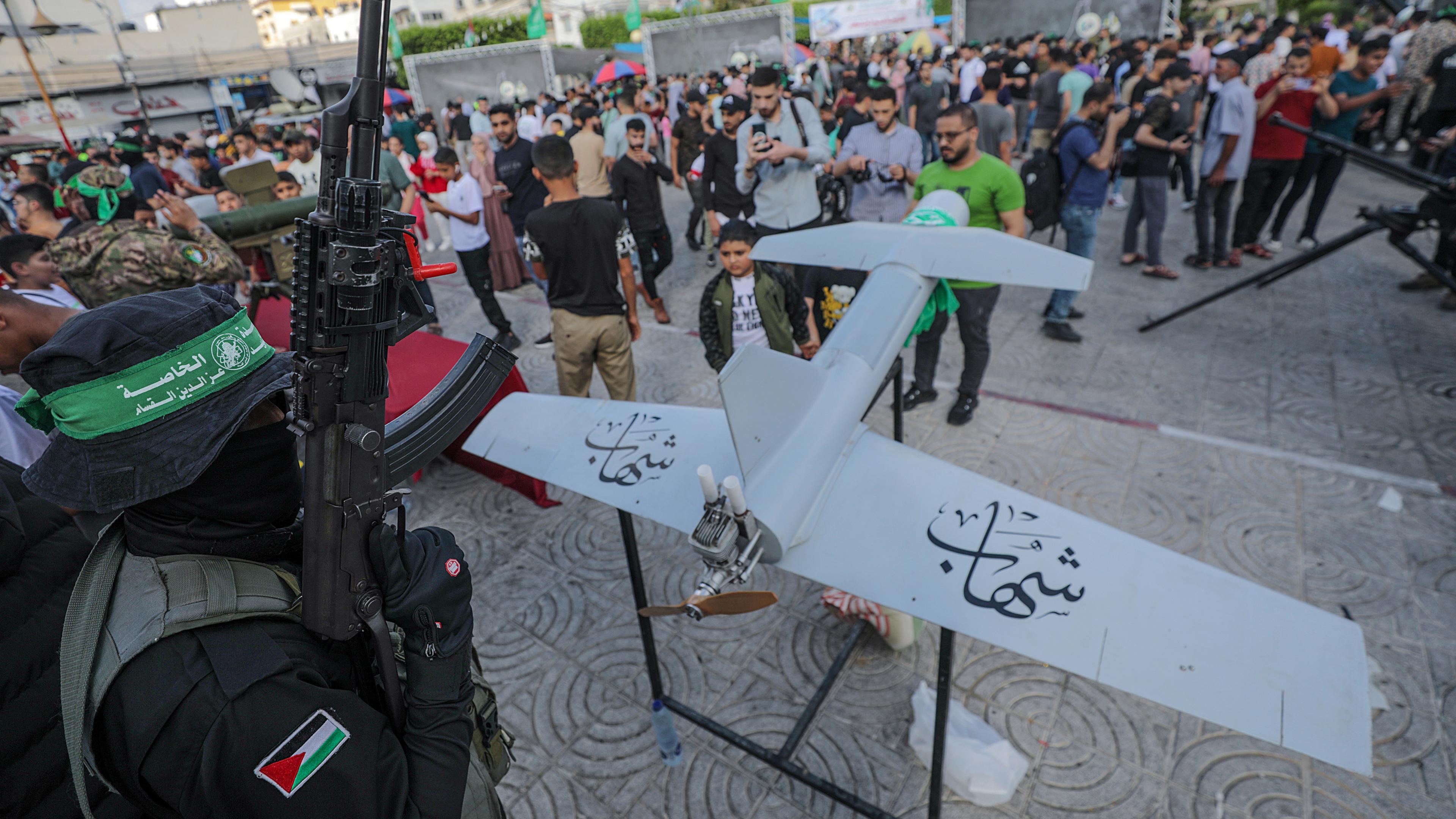 Zivilisten und Kämpfer bei einer Waffenausstellung der Kassam-Brigaden der Hamas im Juni 2023 in Gaza