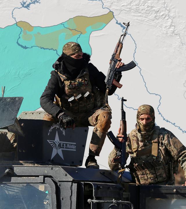 Bewaffnete Soldaten in Uniform auf einem Panzer vor einer Karte von Syrien.