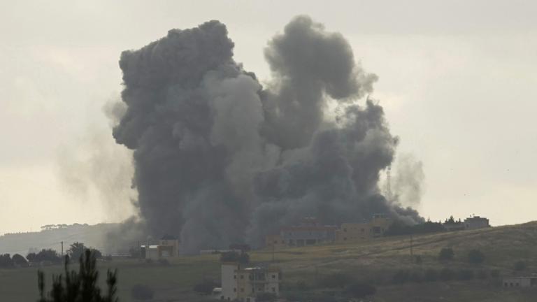 Rauch steigt von der Stelle eines israelischen Luftangriffs auf, der am 15. Mai 2026 das südlibanesische Dorf Kfar Tibnit zum Ziel hatte.