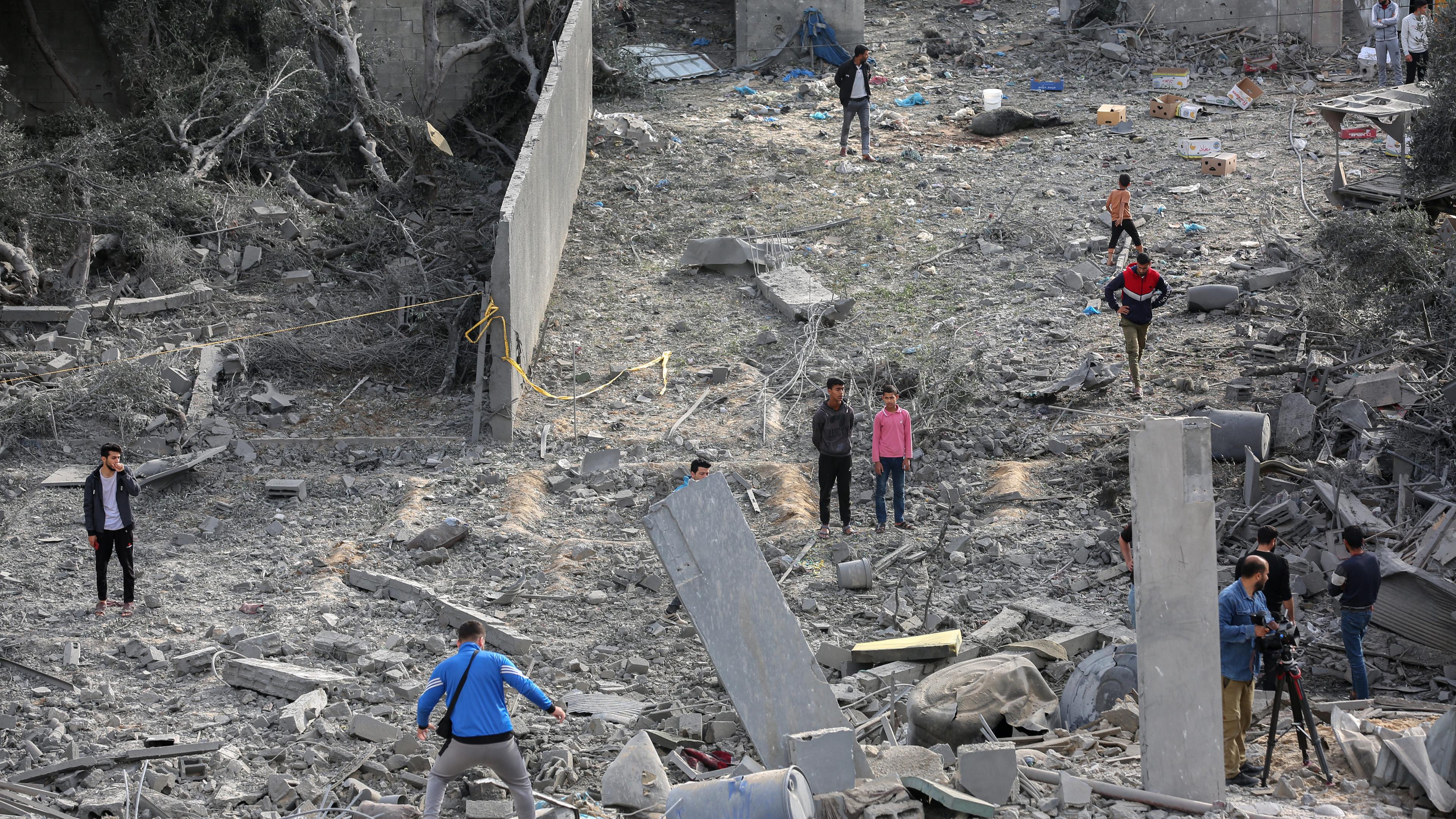 Palästinensische Gebiete, Gaza: Palästinensische Bürger begutachten die Schäden in ihren Häusern nach dem israelischen Bombenangriff auf das Haus der Familie Abu Obeid in der Stadt Deir Al-Balah, im Zentrum des Gazastreifens.