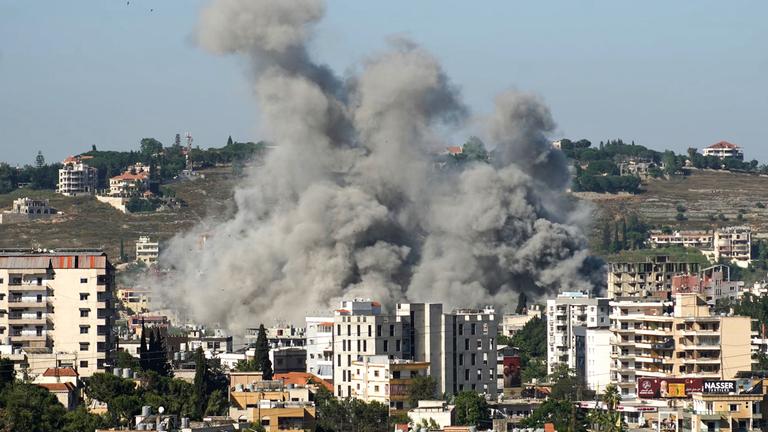 Rauch steigt von dem Ort auf, an dem am 20. Juni 2026 eine Reihe israelischer Luftangriffe die südlibanesische Stadt Nabatiyeh traf.