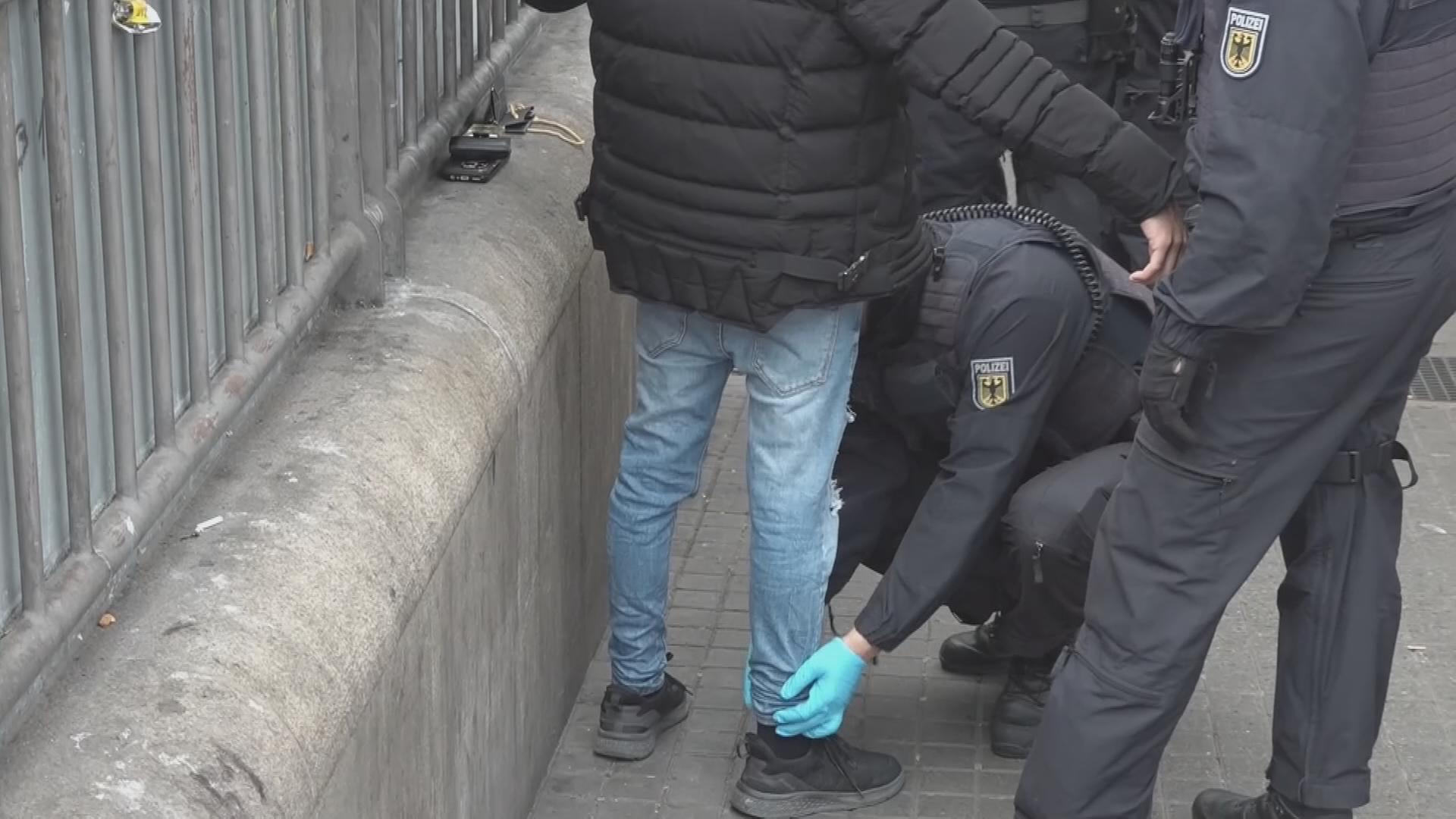 Waffenkontrolle am Hamburger Hauptbahnhof