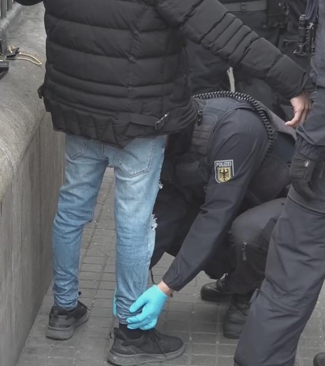 Waffenkontrolle am Hamburger Hauptbahnhof
